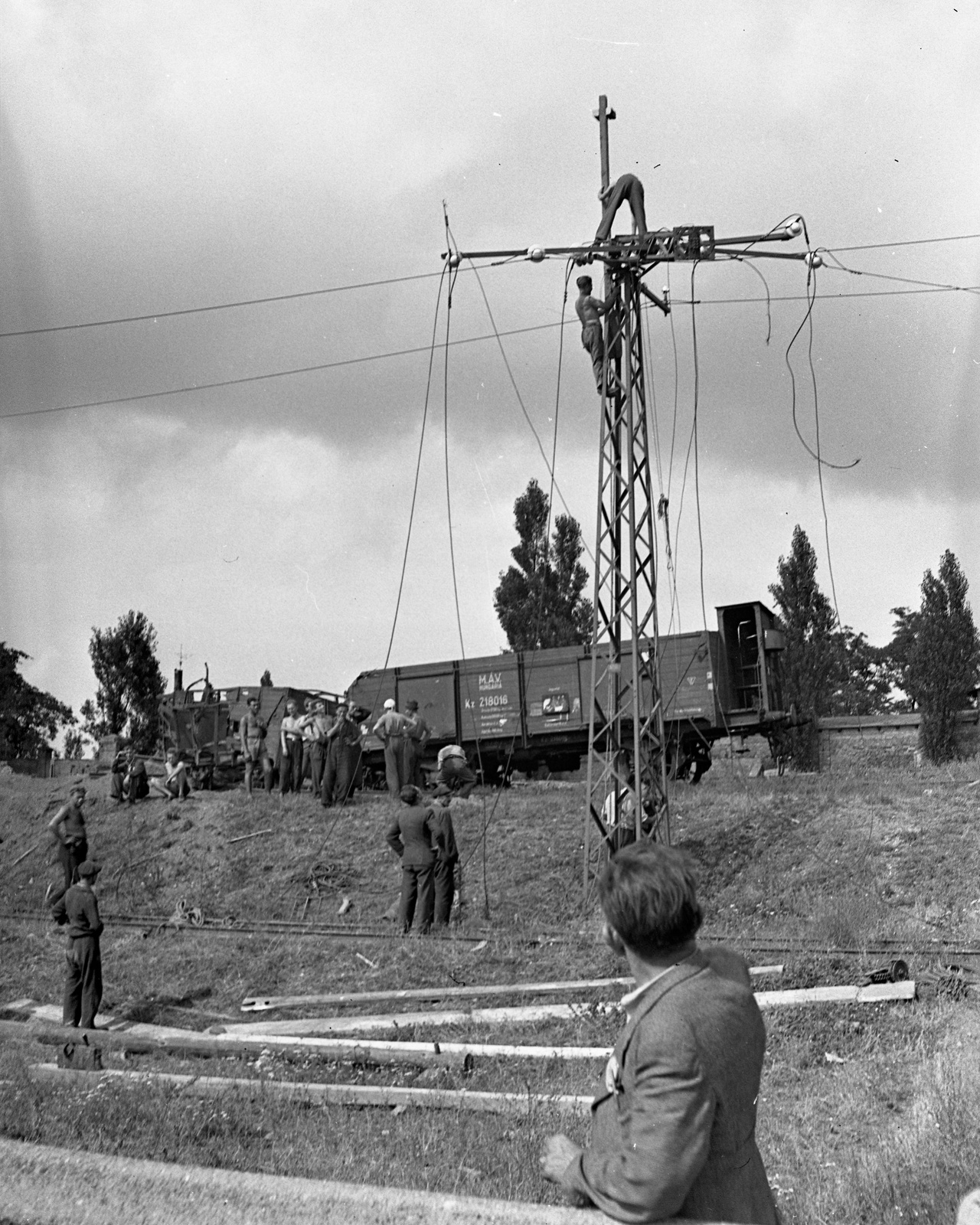 Hungary, Budapest IX., felsővezeték helyreállítása a Dunaparti teher pályaudvarra vezető vágány mellett, az Összekötő vasúti hídtól délre., 1944, Lissák Tivadar, railway, war damage, coach, power line, Budapest, Fortepan #72816