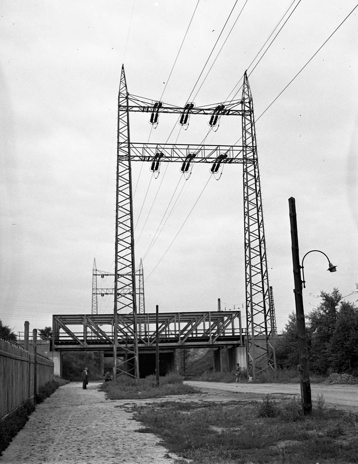 Hungary, Budapest X., Fertő utca a Vajda Péter (Simor) utcai vasúti felüljáró felé nézve., 1944, Lissák Tivadar, railway bridge, power line, Budapest, Fortepan #72831