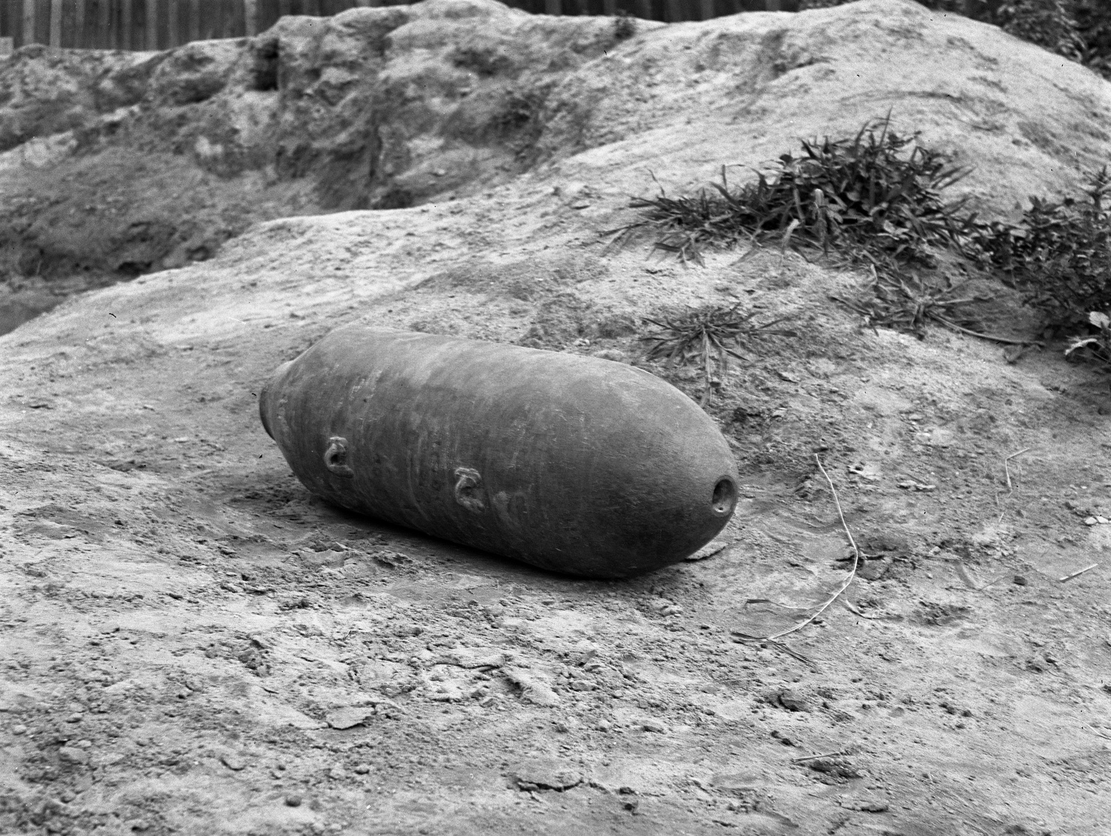 Magyarország, Hatástalanított amerikai DEMO 250LB rombolóbomba (113 kg-os)., 1944, Lissák Tivadar, amerikai gyártmány, bombázás, fegyver, bomba, Fortepan #72836