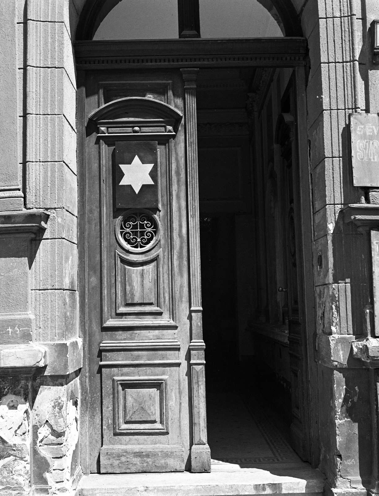 Magyarország, Budapest, kényszerlakhelyként kijelölt ún. csillagos ház., 1944, Lissák Tivadar, holokauszt, zsidóság, nácizmus, gettó, fasizmus, Dávid csillag, Fortepan #72841