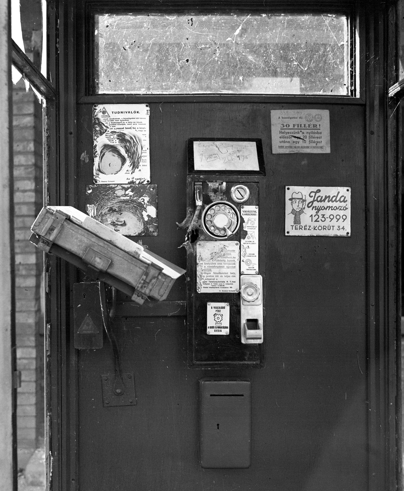 Magyarország, Budapest, 1944, Lissák Tivadar, háborús kár, telefonfülke, reklám, zománctábla, telefon, telefonkönyv, Fortepan #72847