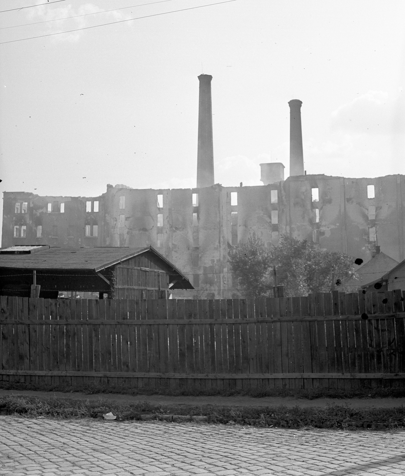 Magyarország, Budapest XIII., a Victoria gőzmalom romjai a Vág utca felől nézve., 1944, Lissák Tivadar, háborús kár, bombázás, rom, kémény, kerítés, gőzmalom, Budapest, Fortepan #72851