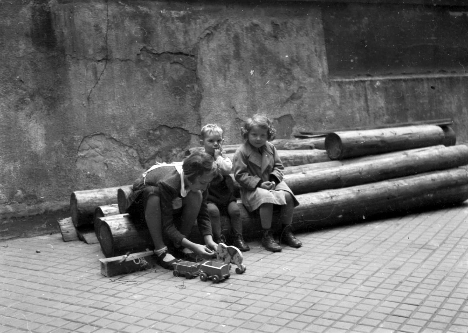 Hungary, Budapest II., Retek utca 29-31. udvara., 1944, Lissák Tivadar, kids, beam, toy animal, Budapest, Fortepan #72879
