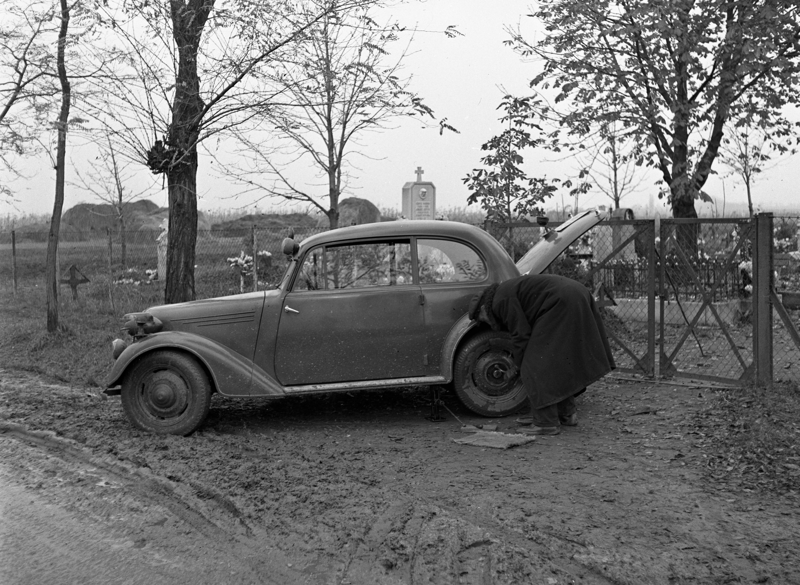 1944, Lissák Tivadar, csehszlovák gyártmány, Tatra-márka, temető, automobil, Tatra 57B, kerékcsere, Nova-Technik Notek lámpa, Fortepan #72913