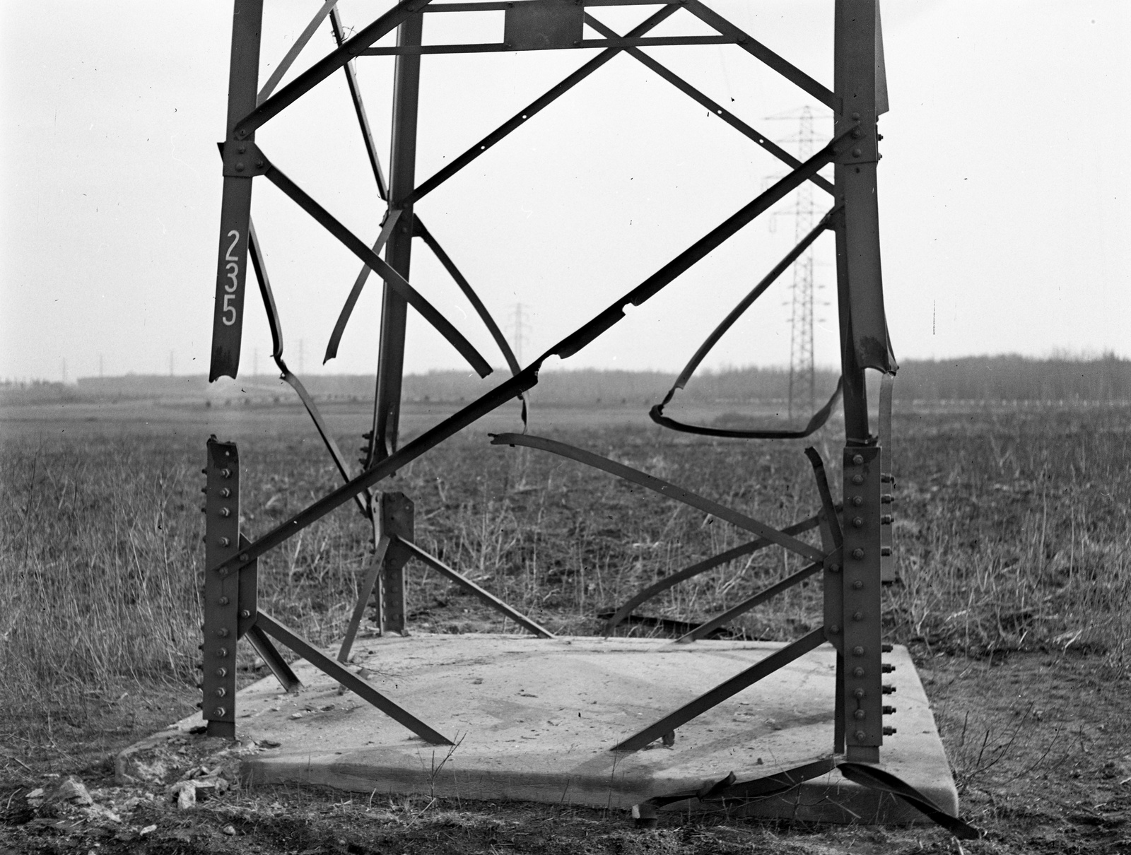 Hungary, Budapest X., sérült távvezetéki oszlop a mai Basa utca környkén, háttérben a Ferihegyi repülőtérre vezető út., 1944, Lissák Tivadar, war damage, Budapest, fascism, Fortepan #72914