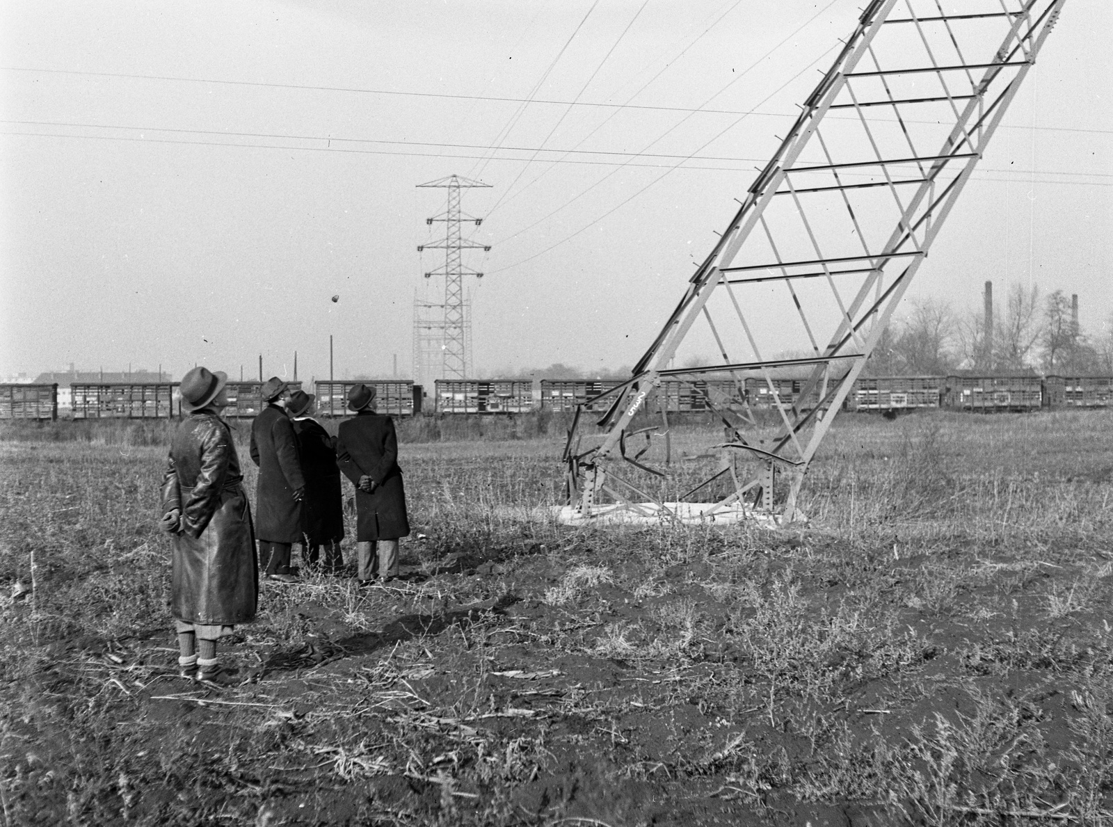 Hungary, Budapest X., sérült távvezetéki oszlop a mai Basa utca környkén., 1944, Lissák Tivadar, war damage, Budapest, fascism, Fortepan #72915