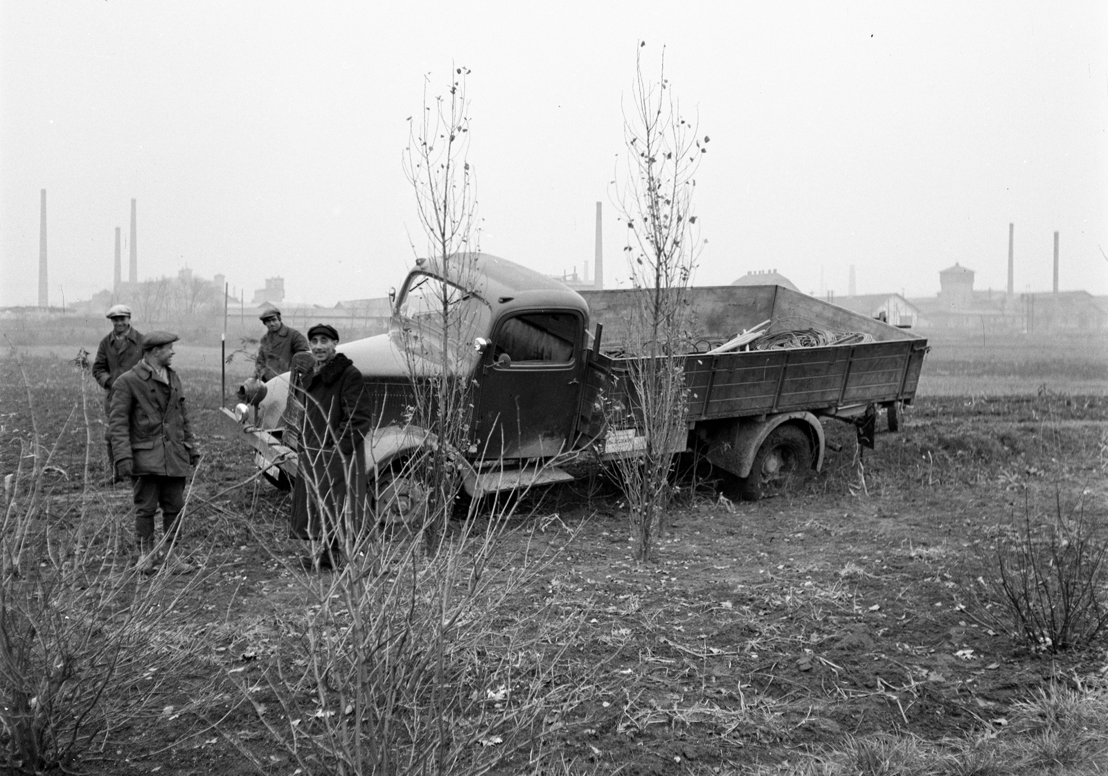 Hungary, Budapest X., a Ferihegyi repülőtérre vezető út a Lehel utcai felüljáró közelében, háttérben a Gyömrői út környéki gyárak., 1944, Lissák Tivadar, commercial vehicle, Budapest, Fortepan #72920