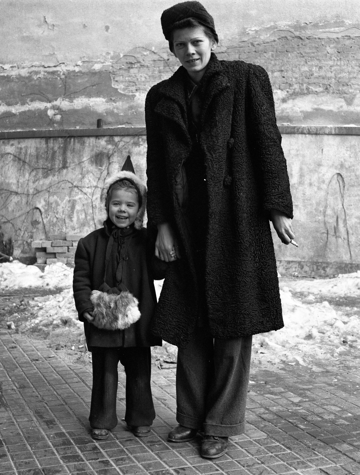 Hungary, Budapest II., Retek utca 29-31. udvara., 1945, Lissák Tivadar, Budapest, lady, smile, coat, girl, hold hands, ceramics, Fortepan #72934