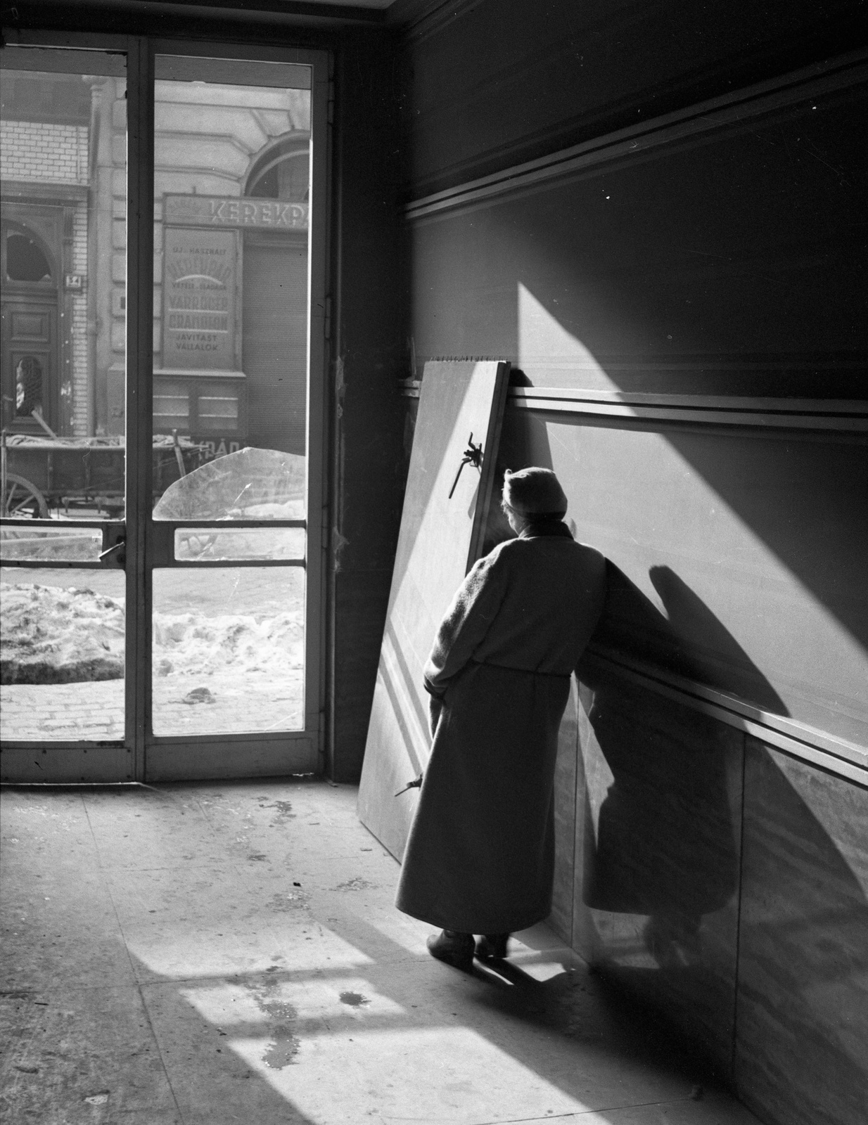 Hungary, Budapest II., a Retek utca 29-31. bejárata., 1945, Lissák Tivadar, Budapest, stained glass, lady, coat, door, snow, entrance, backlight, gateway, Fortepan #72935