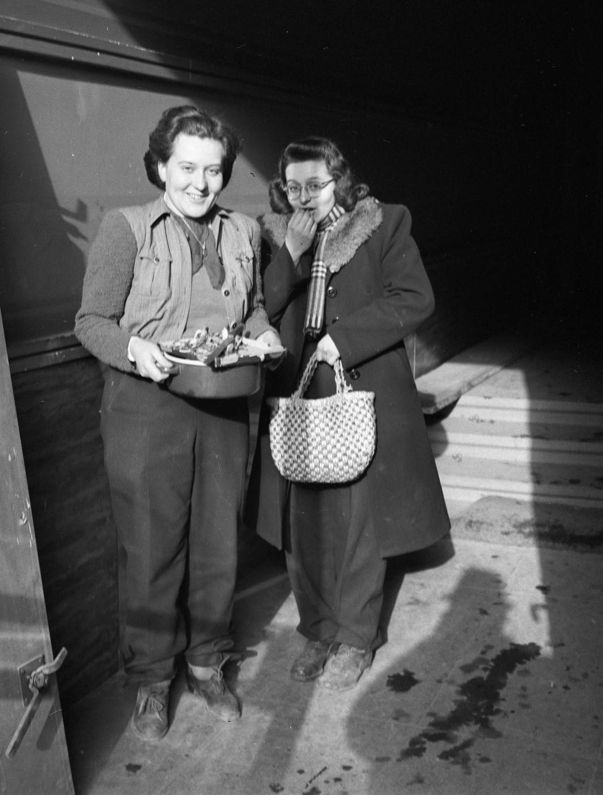 Hungary, Budapest II., Retek utca 29-31. bejárata., 1945, Lissák Tivadar, Budapest, smile, women, stairs, pot, wicker bag, Fortepan #72937