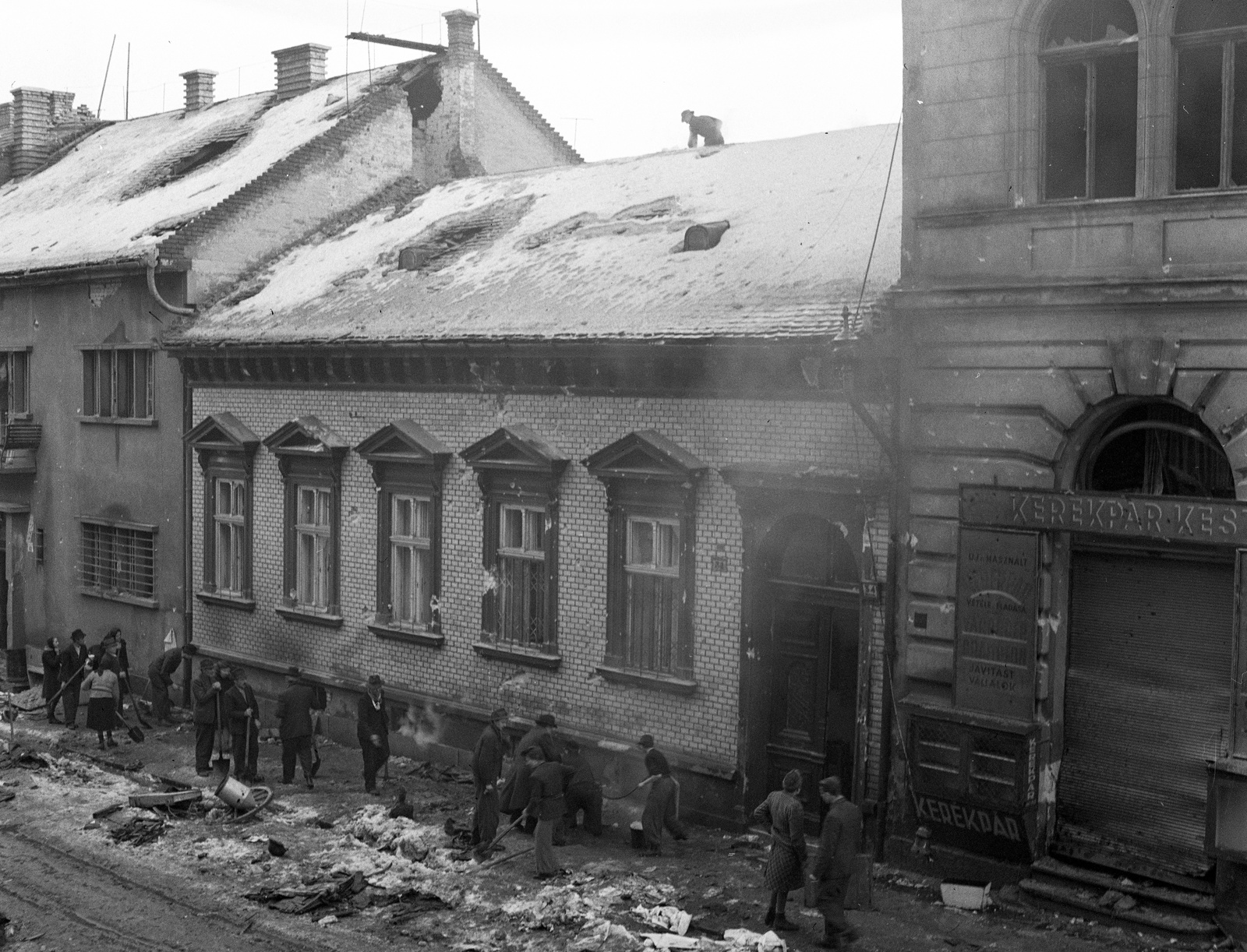 Hungary, Budapest II., Retek utca 32., 34., 36. számú ház., 1945, Lissák Tivadar, war damage, sign-board, Budapest, snow, Fortepan #72939