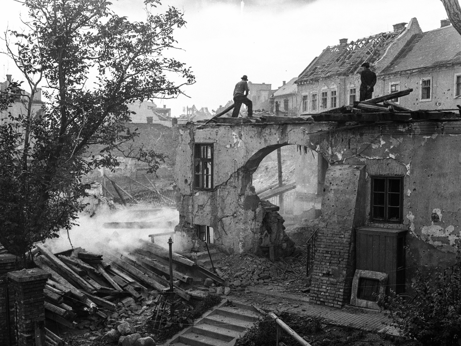 Hungary, Budapest I., a Batthyány utca 49. számú ház bontása., 1945, Lissák Tivadar, war damage, ruins, beam, Budapest, Fortepan #72942