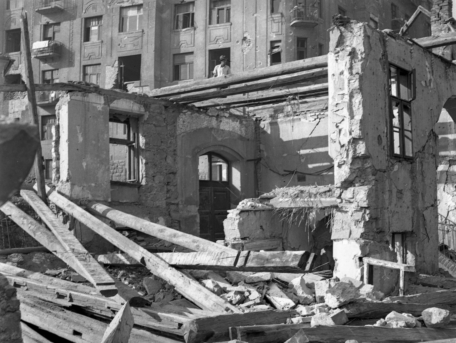 Hungary, Budapest I., a Batthyány utca 49. számú ház bontása., 1945, Lissák Tivadar, war damage, ruins, beam, Budapest, Fortepan #72946