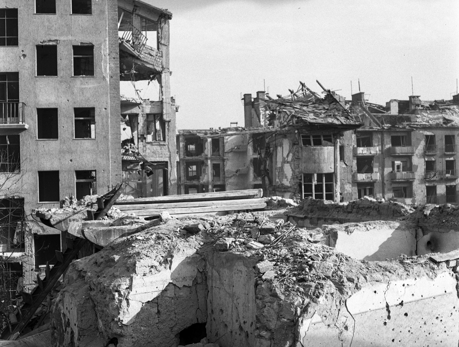 Hungary, Budapest I., előtérben a Batthyány utca 47. számú ház maradványai, háttérben a Hattyú utca romos épületei., 1945, Lissák Tivadar, war damage, ruins, Budapest, Fortepan #72948