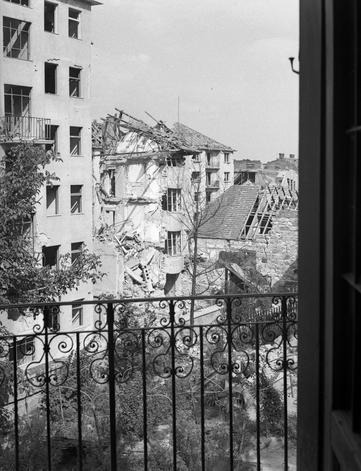 Hungary, Budapest I., a Hattyú utca épületei a Fiáth János utca 11. számú házból nézve., 1945, Lissák Tivadar, war damage, ruins, balcony, Budapest, Fortepan #72950