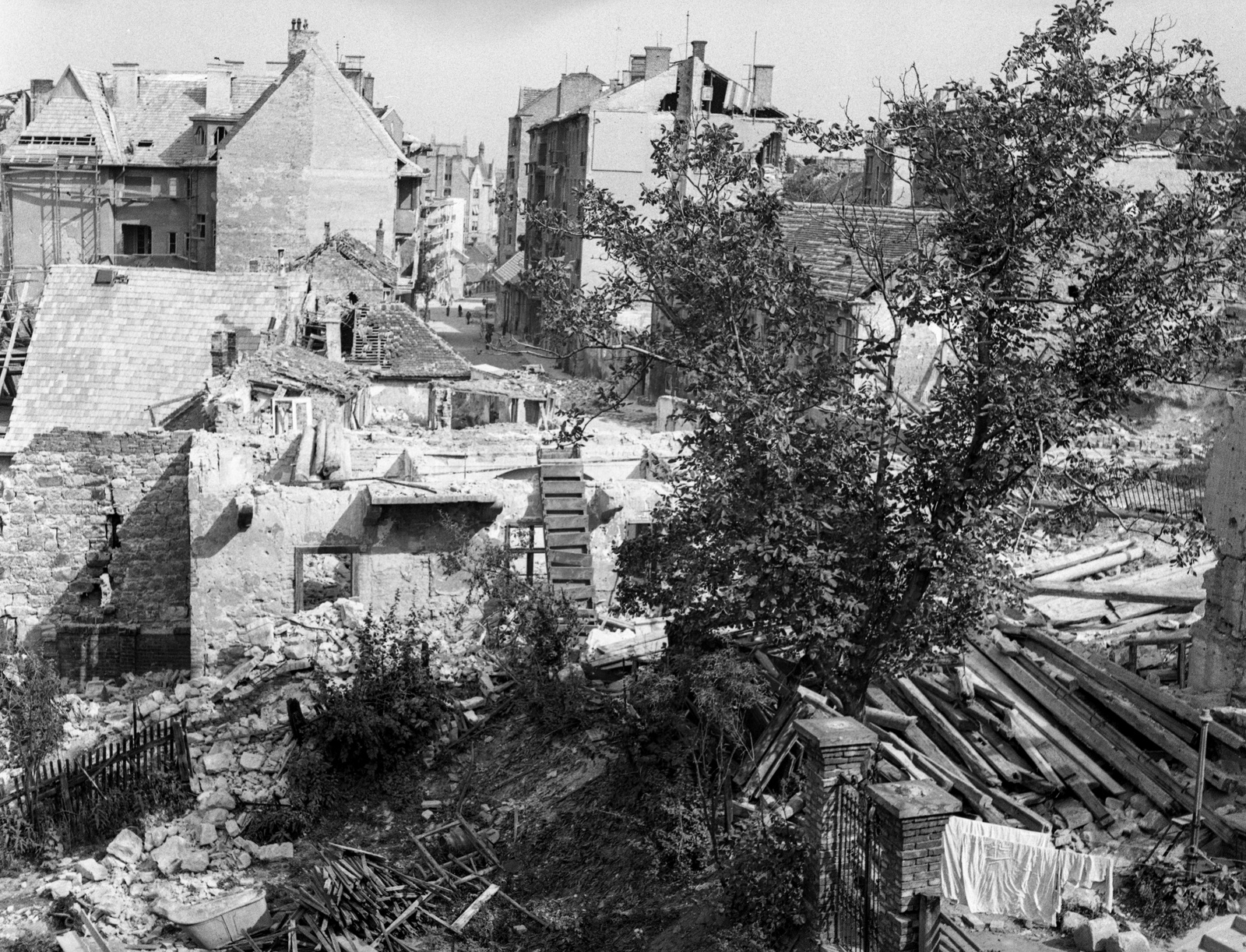 Hungary, Budapest I., a Batthyány utca épületei a Fiáth János utca 11. számú házból nézve., 1945, Lissák Tivadar, war damage, ruins, Budapest, Fortepan #72951