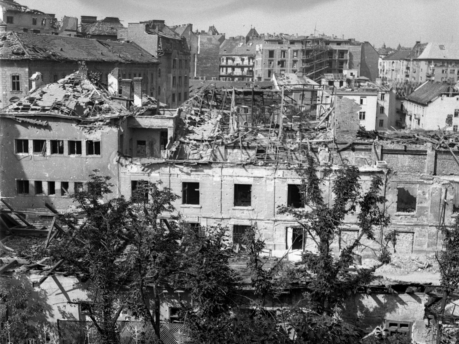 Hungary, Budapest I., előtérben a Budai Apolló mozi romja (később játszóteret alakítottak ki a helyén) a Hattyú utca felől nézve. Mögötte balra Széna téri épületek., 1945, Lissák Tivadar, war damage, ruins, Budapest, Fortepan #72953