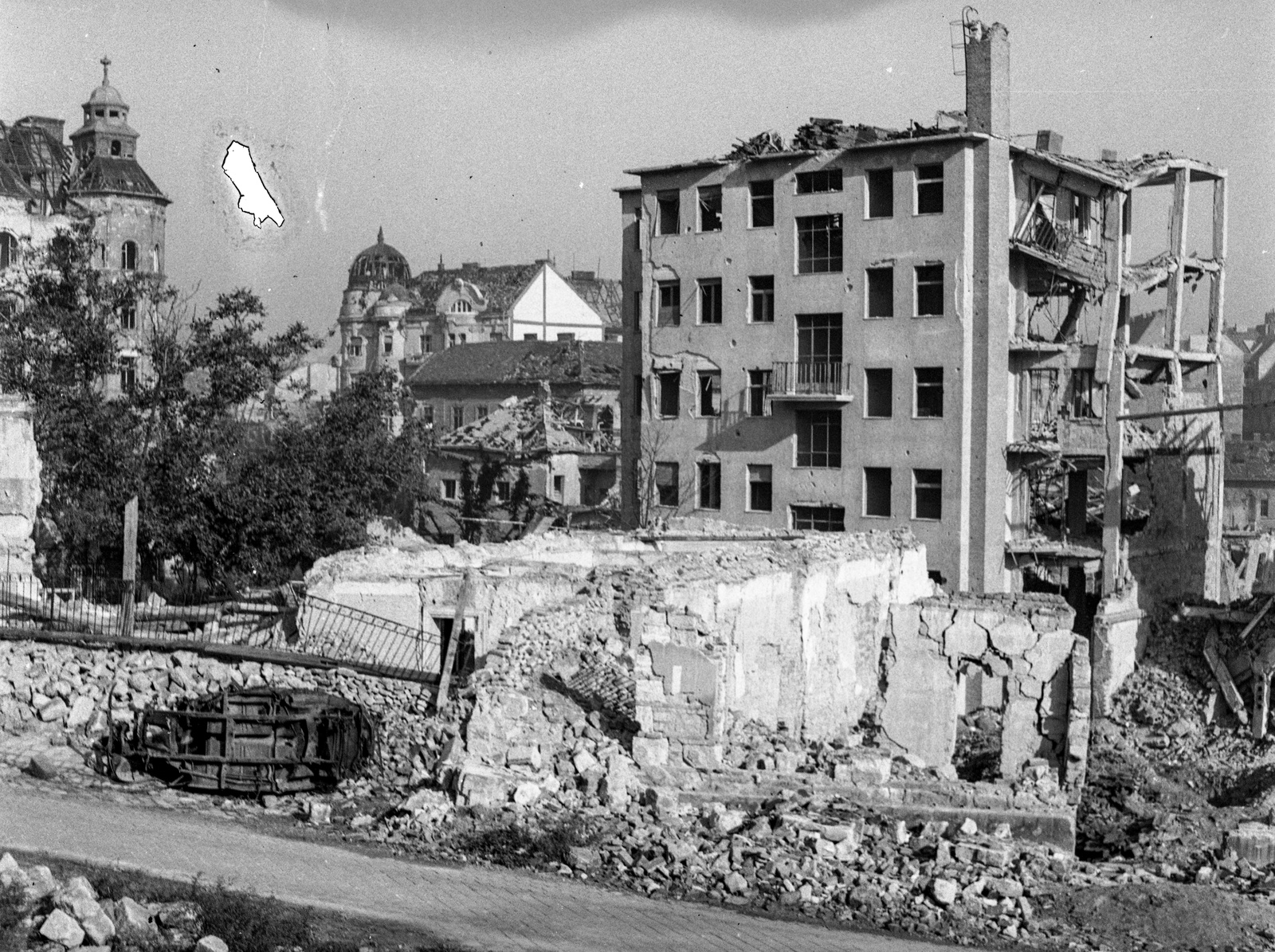 Hungary, Budapest I., a Hattyú utca lerombolt épületei a Batthyány utca felől nézve. Középen az Apolló mozi romja mögött a Széna tér épületei látszanak., 1945, Lissák Tivadar, war damage, wreck, ruins, damaged building, Budapest, Fortepan #72956