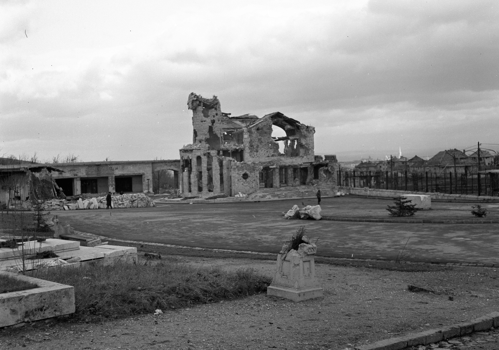 Hungary, Budapest XII., a Farkasréti temető, a lerombolt Keresztes Szent János-temetőkápolna., 1945, Lissák Tivadar, war damage, cemetery, ruins, chapel, Budapest, Fortepan #72959