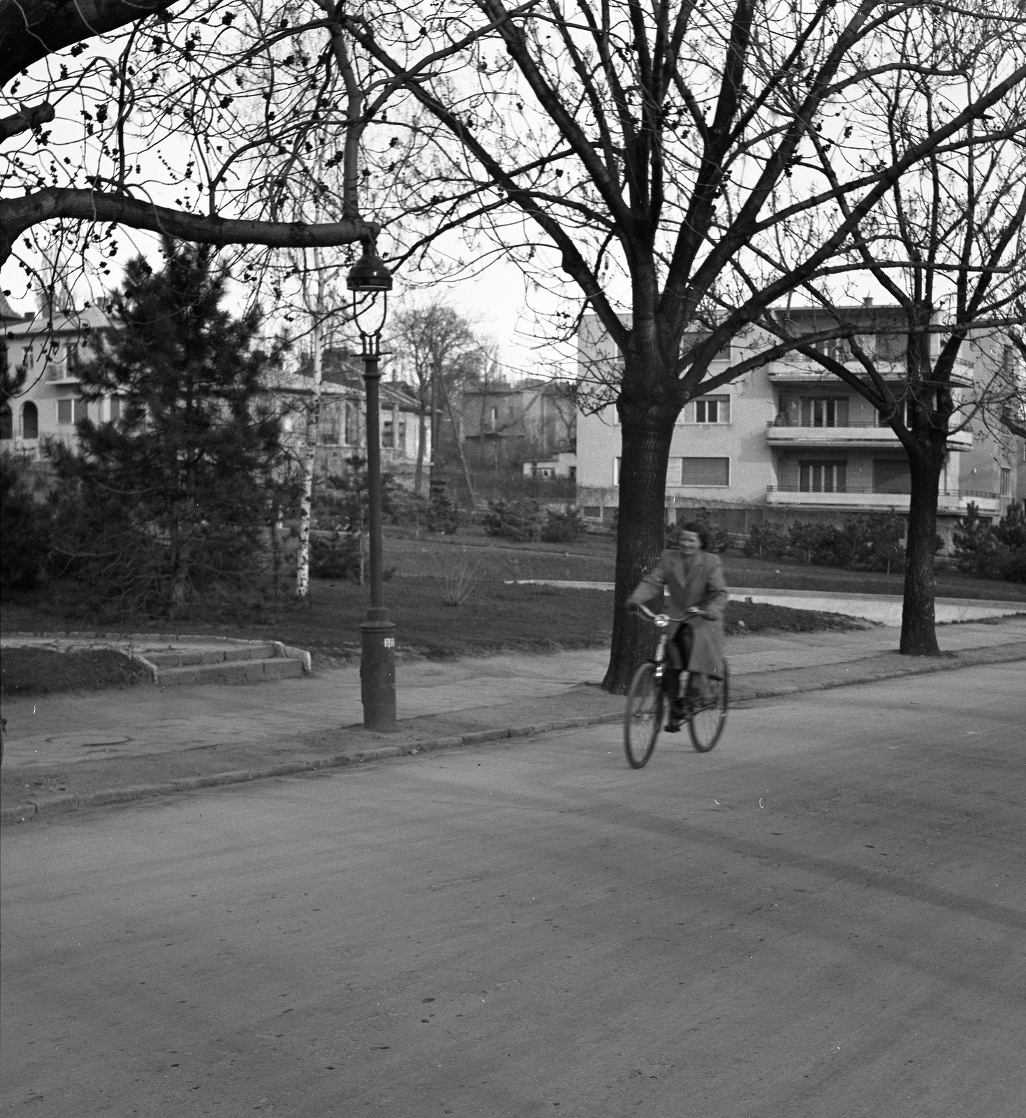 Hungary, Budapest II., Pasaréti út, szemben a Nagy Lajos (Fenyves) tér., 1945, Lissák Tivadar, Budapest, lady, lamp post, wood, bicycle, Fortepan #72960