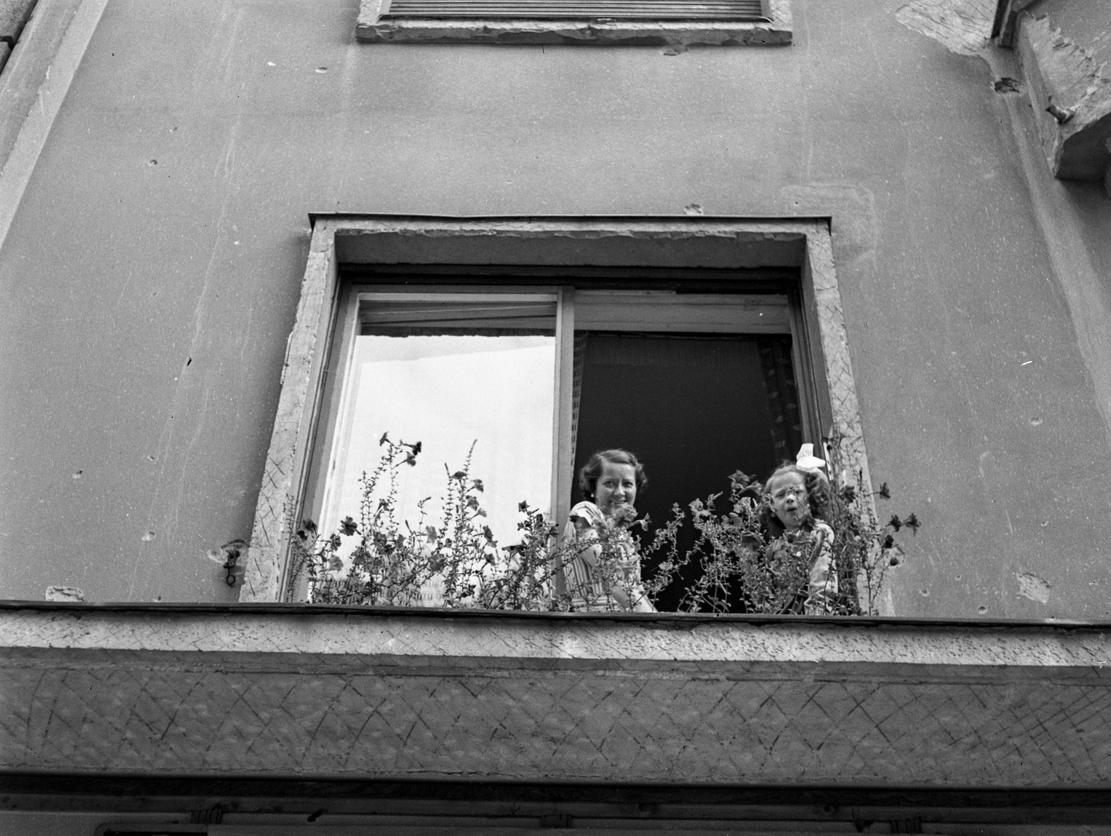 Hungary, Budapest II., Retek utca 29 - 31., 1945, Lissák Tivadar, Budapest, lady, smile, girl, ribbon, sitting on a windowsill, Fortepan #72967