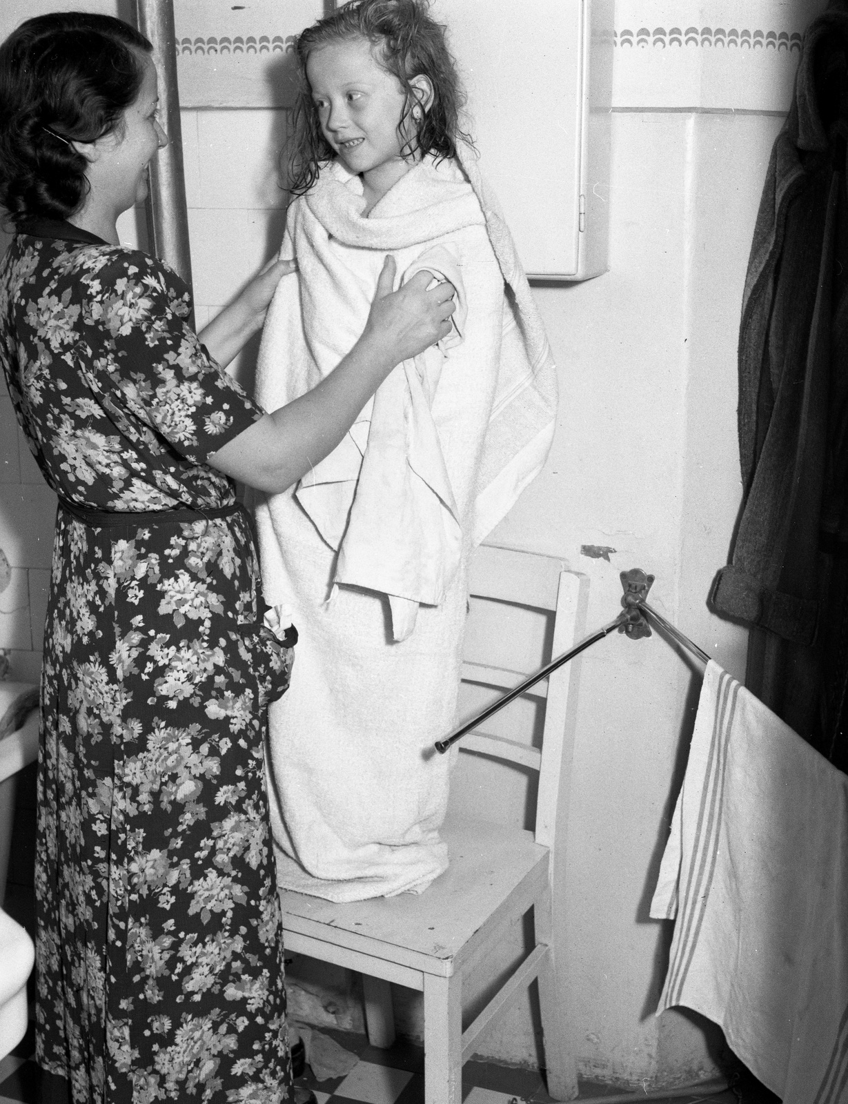 Hungary, Budapest II., Retek utca 29-31., I. emeleti lakás fürdőszobája., 1945, Lissák Tivadar, bathroom, towel, Budapest, lady, girl, Fortepan #72968