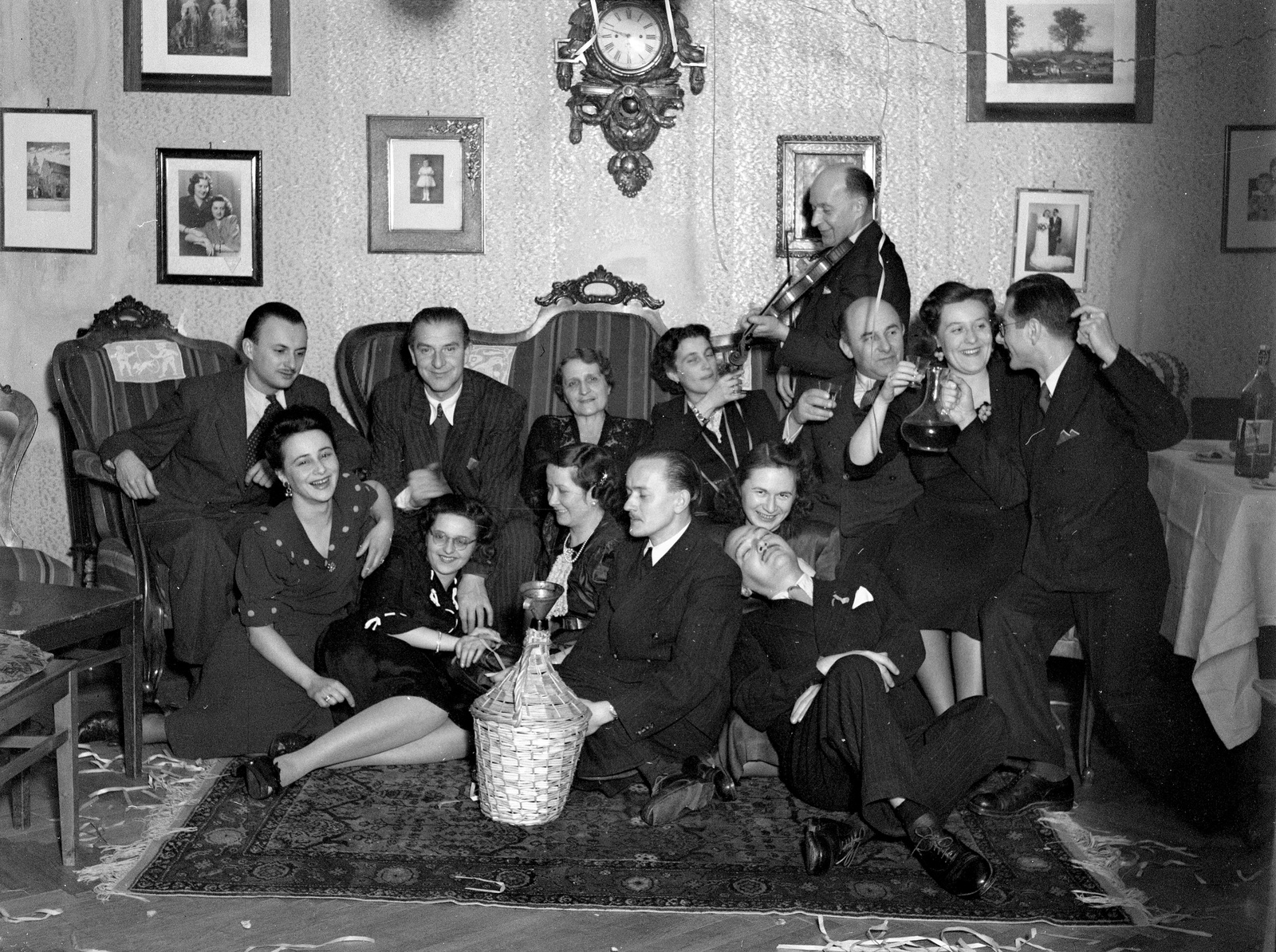 1945, Lissák Tivadar, wall clock, musical instrument, tableau, women, men, furniture, drinking, fun, violin, interior, glass, demijohn, wine-tasting glass, decanter, serpentine, cone, Fortepan #72972