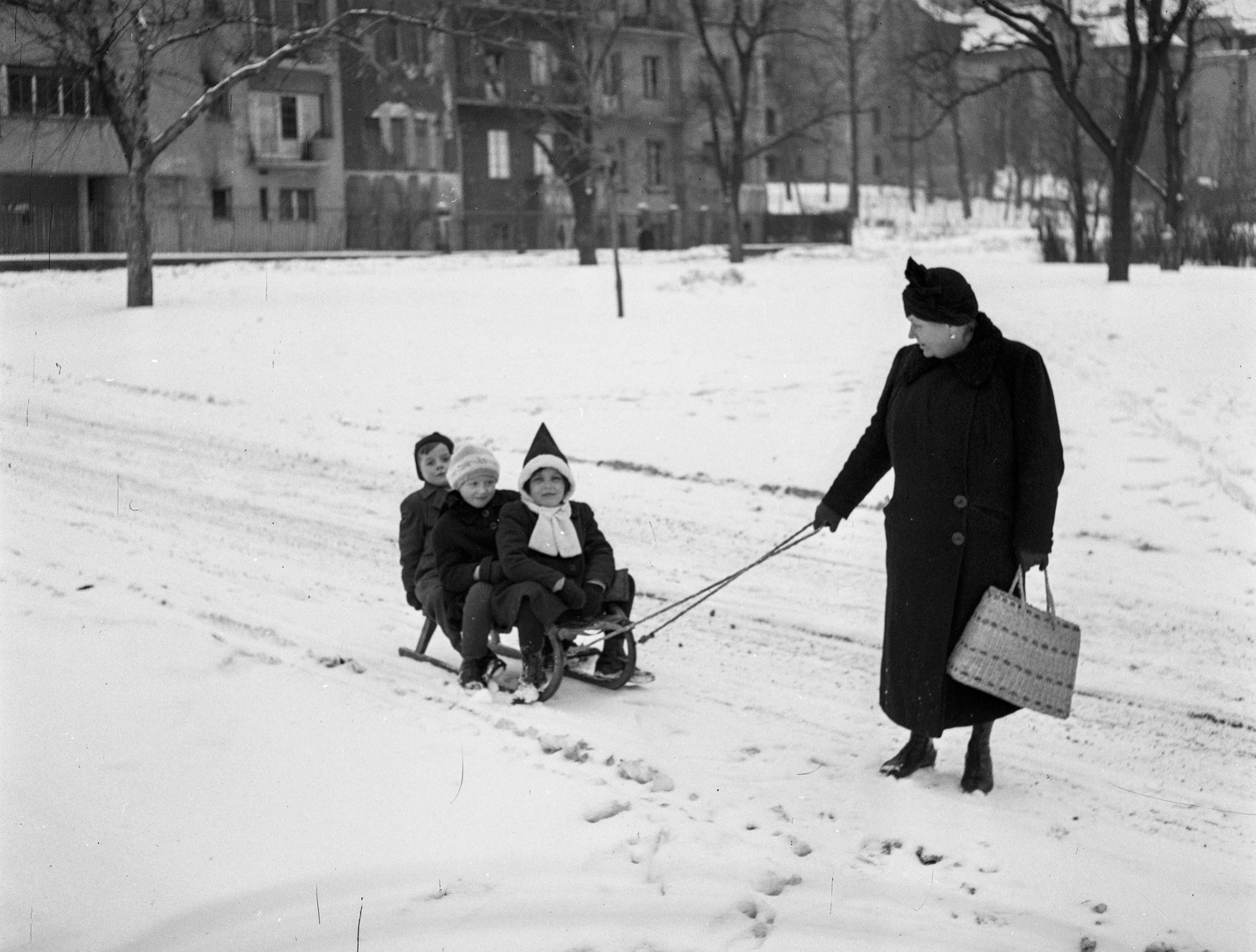 Magyarország, Városmajor, Budapest XII., a háttérben balra a Szamos utca 7. számú ház Maros utcai frontja., 1946, Lissák Tivadar, tél, hó, szánkó, szatyor, Budapest, hölgy, gyerekek, Fortepan #72974