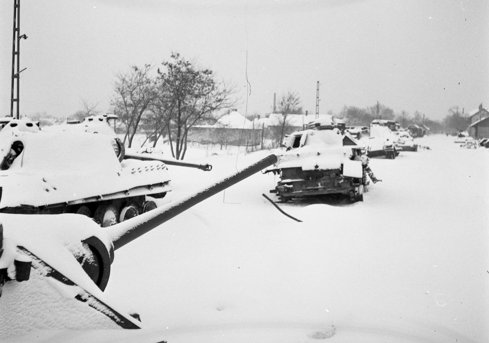 1946, Lissák Tivadar, tél, hó, német gyártmány, szovjet gyártmány, harckocsi, járműroncs, Sd.Kfz 171 Panther, Panzerkampfwagen V, Fortepan #72977