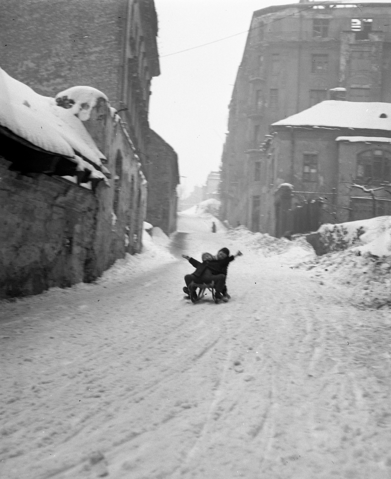 Magyarország, Budapest I., Fiáth János utca a Hattyú utca felől a Batthyány utca felé nézve., 1946, Lissák Tivadar, tél, hó, szánkó, Budapest, Fortepan #72980