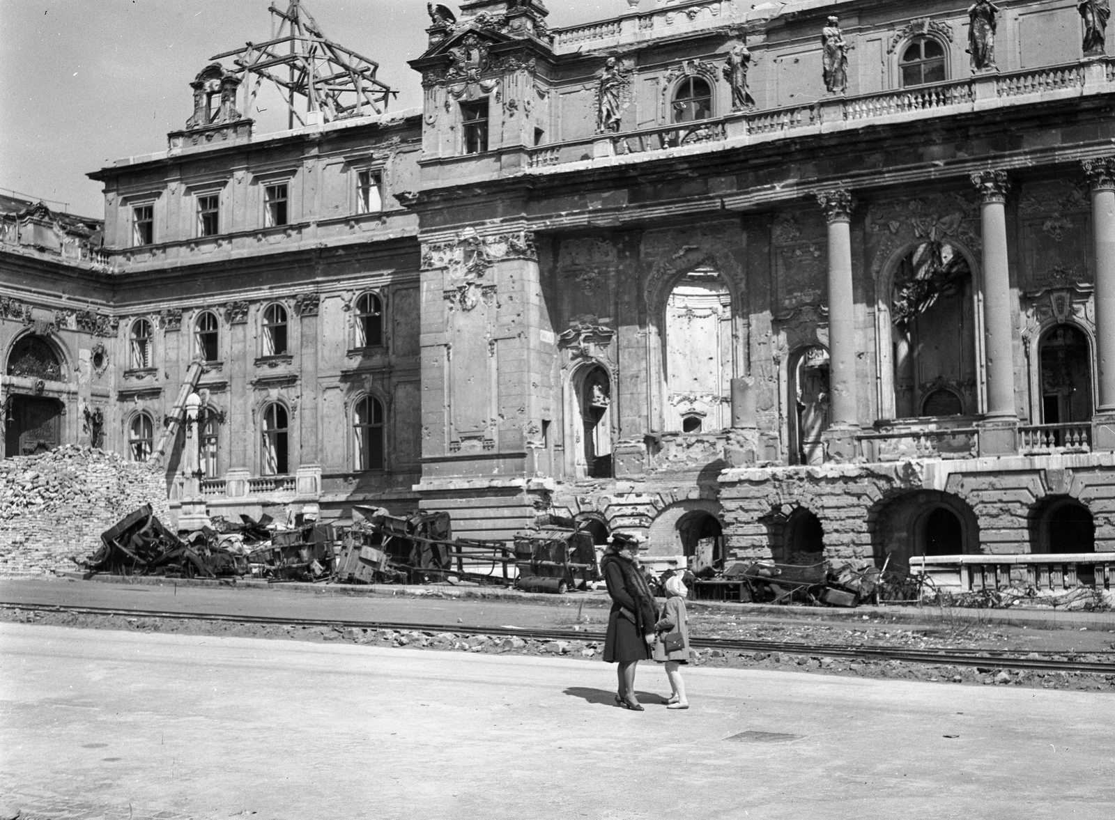 Magyarország, budai Vár, Budapest I., a Királyi Palota (később Budavári Palota) Hunyadi udvara., 1946, Lissák Tivadar, háborús kár, járműroncs, rom, épületkár, Budapest, Fortepan #72983
