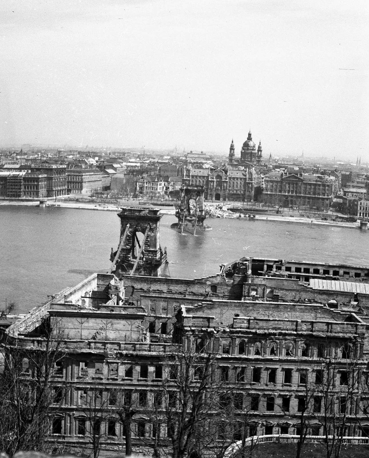 Magyarország, Budapest I., kilátás a budai Várból a Clark Ádám tér, a Széchenyi Lánchíd és a Bazilika felé., 1946, Lissák Tivadar, templom, híd, háborús kár, látkép, hídroncs, rom, épületkár, Duna, Budapest, függőhíd, William Tierney Clark-terv, Fortepan #72985