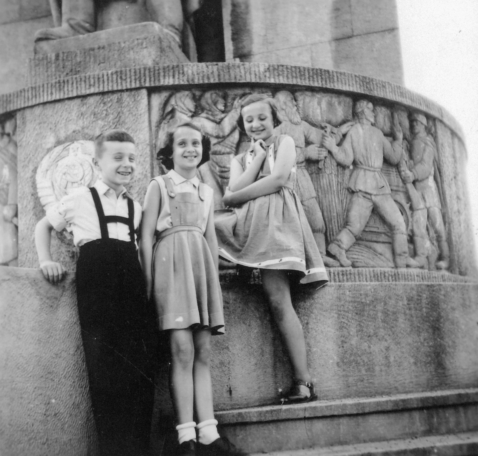 Hungary, Budapest IV., Szent István (István) tér, szovjet hősi emlékmű., 1954, Fortepan, tableau, kids, Budapest, Fortepan #7299