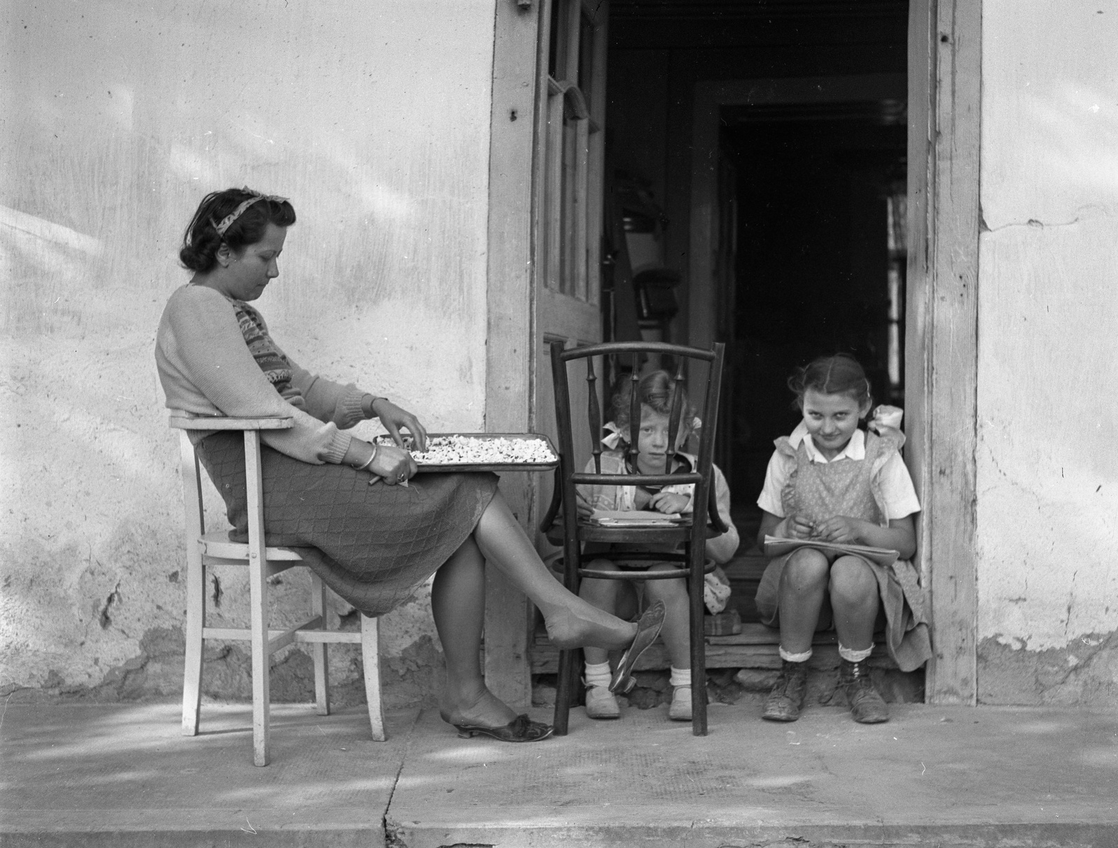 1946, Lissák Tivadar, kislány, ajtó, szék, papucs, átvetett láb, masni, lépcsőn ülni, thonet, pattogatott kukorica, Fortepan #73007