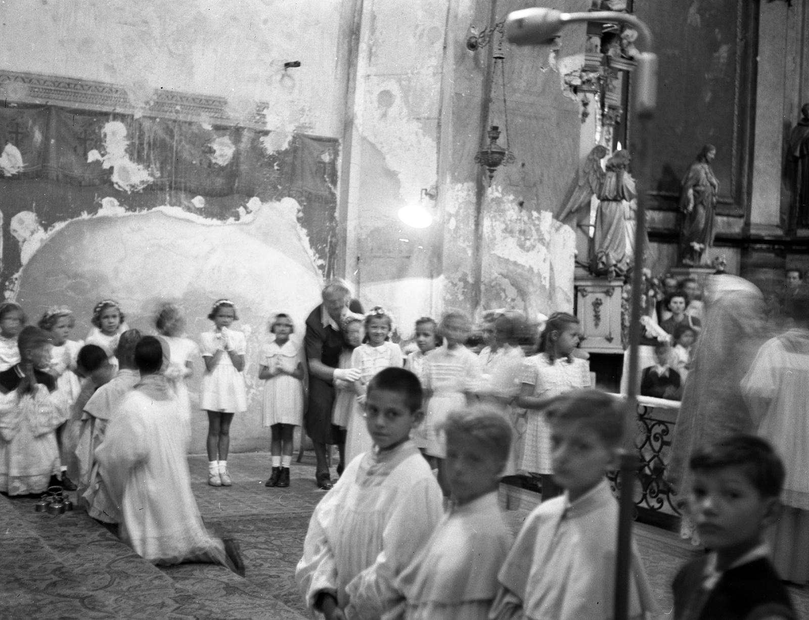 Magyarország, Budapest II., Margit körút (Mártírok útja), Országúti ferences templom., 1946, Lissák Tivadar, vallás, elsőáldozás, templombelső, Budapest, Fortepan #73012