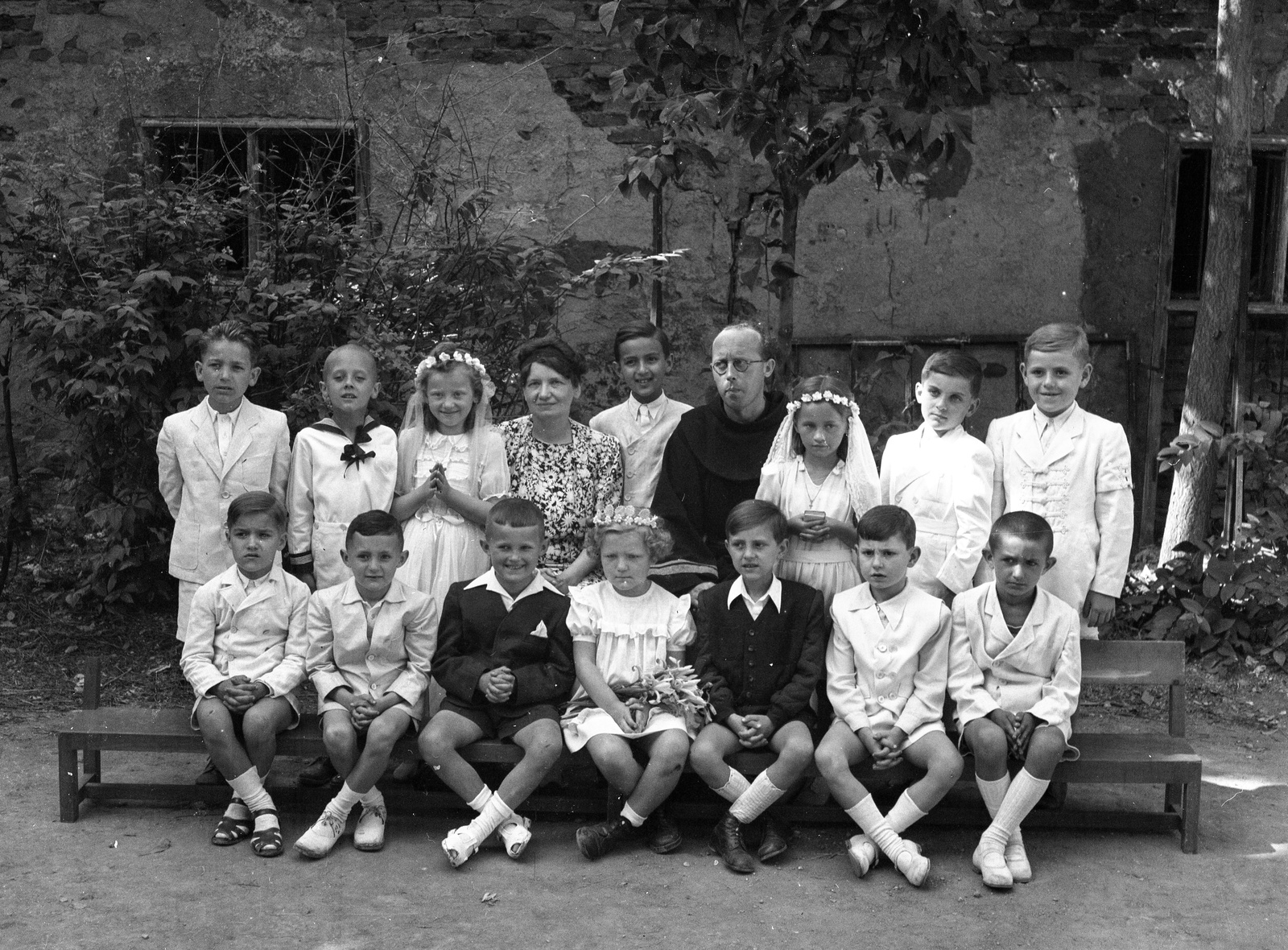 Magyarország, Budapest II., Margit körút (Mártírok útja), a felvétel az Országúti ferences plébánia udvarában készült., 1946, Lissák Tivadar, vallás, csoportkép, elsőáldozás, szerzetes, Budapest, Fortepan #73013