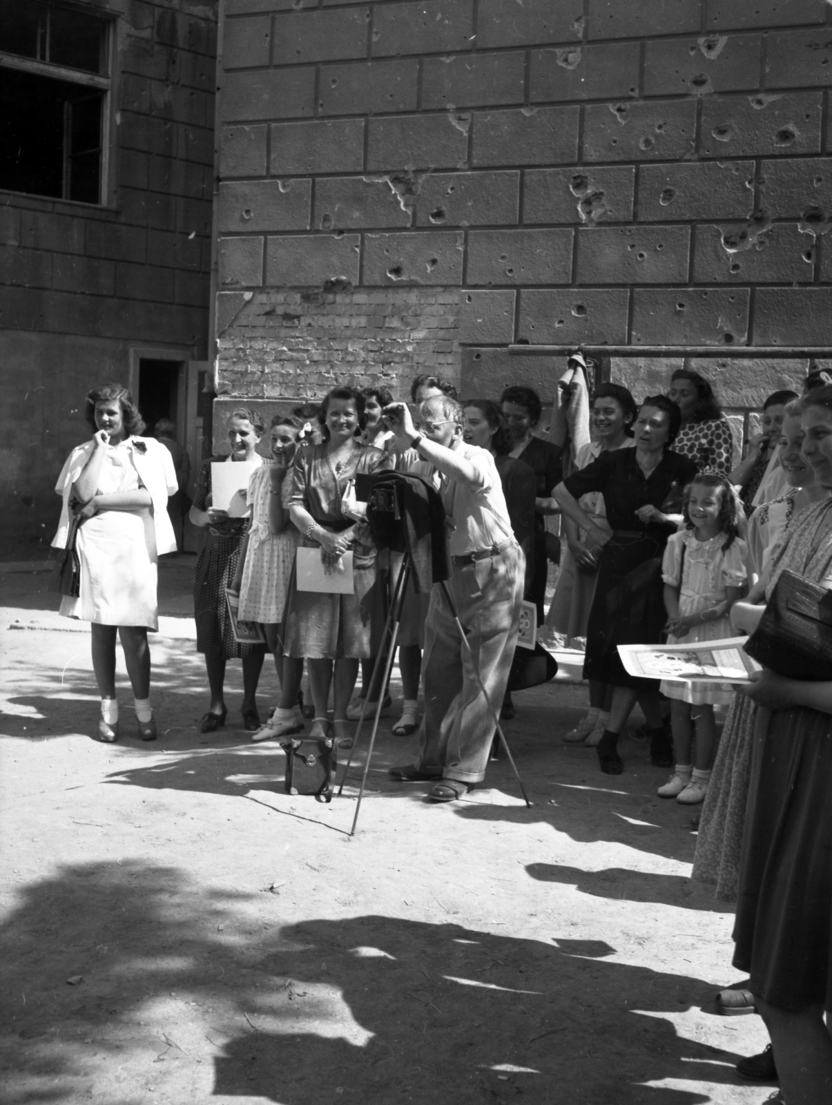 Magyarország, Budapest II., Margit körút (Mártírok útja), a felvétel az Országúti ferences plébánia udvarában készült., 1946, Lissák Tivadar, háborús kár, fényképezőgép, csoportosulás, fotózás, Budapest, golyónyom, Fortepan #73014