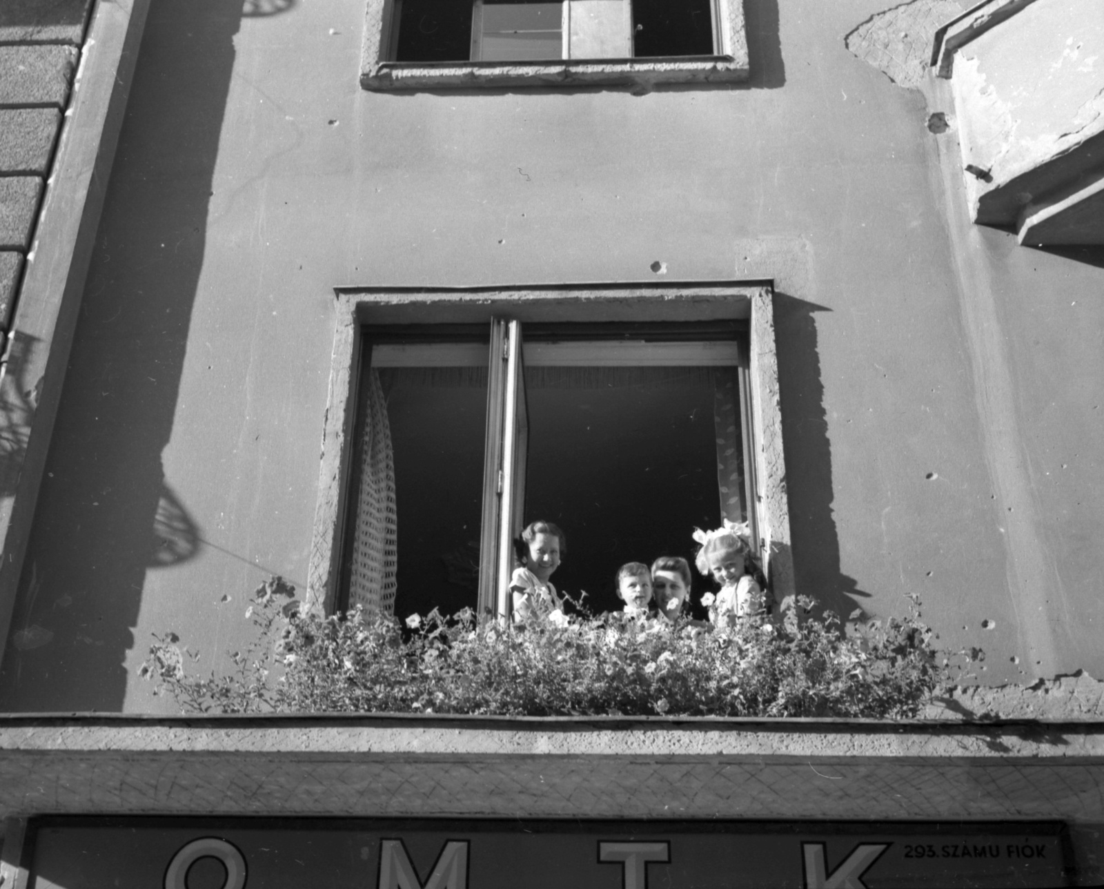 Hungary, Budapest II., Retek utca 29-31., 1945, Lissák Tivadar, Budapest, lady, label, girl, bullet hole, kid, flower, sitting on a windowsill, Fortepan #73019