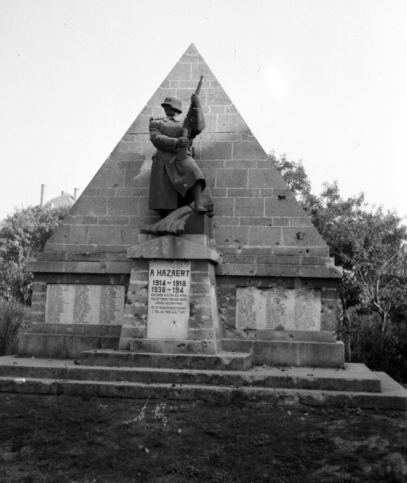 Magyarország, Bicske, Hősök tere, Hősi emlékmű (Erdey Dezső, 1935.)., 1946, Lissák Tivadar, emlékmű, Fortepan #73020