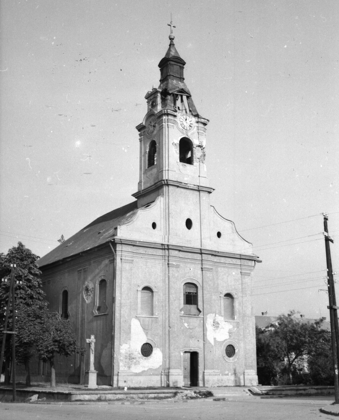 Magyarország, Bicske, Hősök tere, Szentháromság templom., 1946, Lissák Tivadar, templom, háborús kár, katolikus, feszület, Fortepan #73021