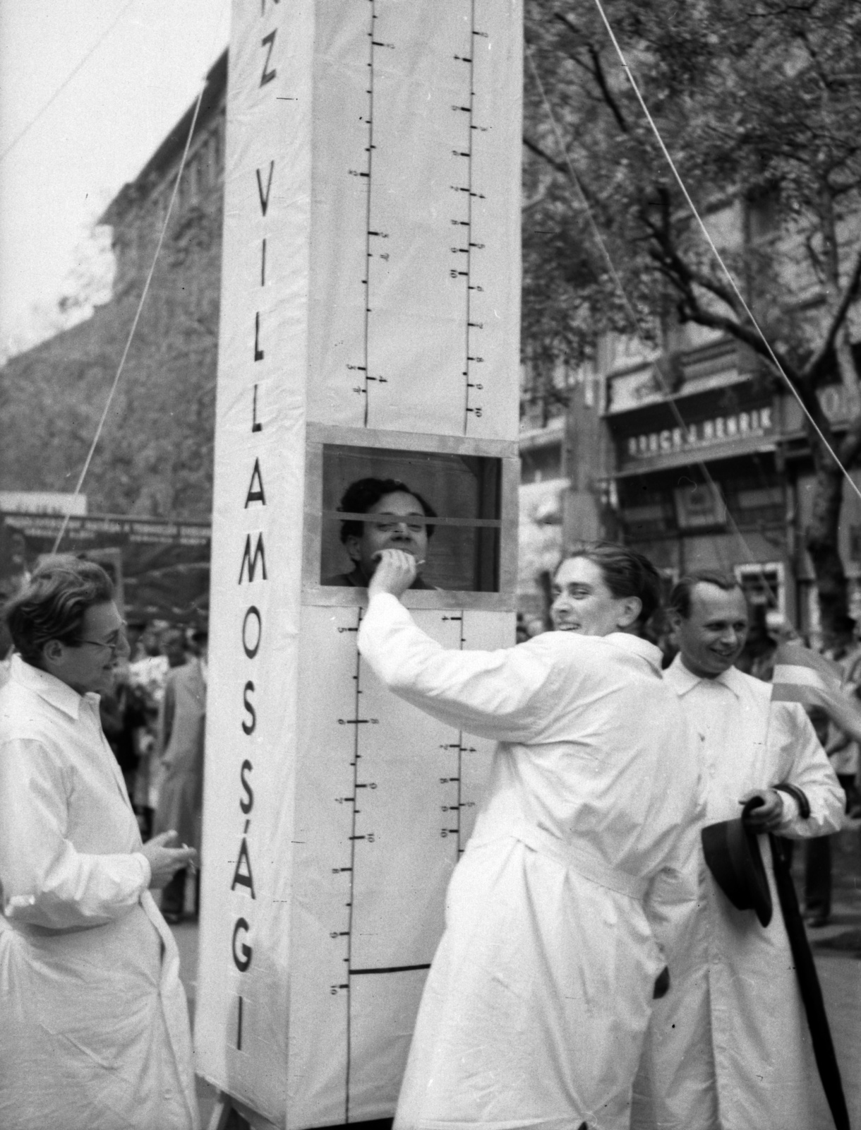 Magyarország, Budapest VI., Andrássy út a Jókai tér irányából a Nagymező utca felé nézve., 1946, Lissák Tivadar, felirat, május 1, logarléc, Budapest, Fortepan #73027