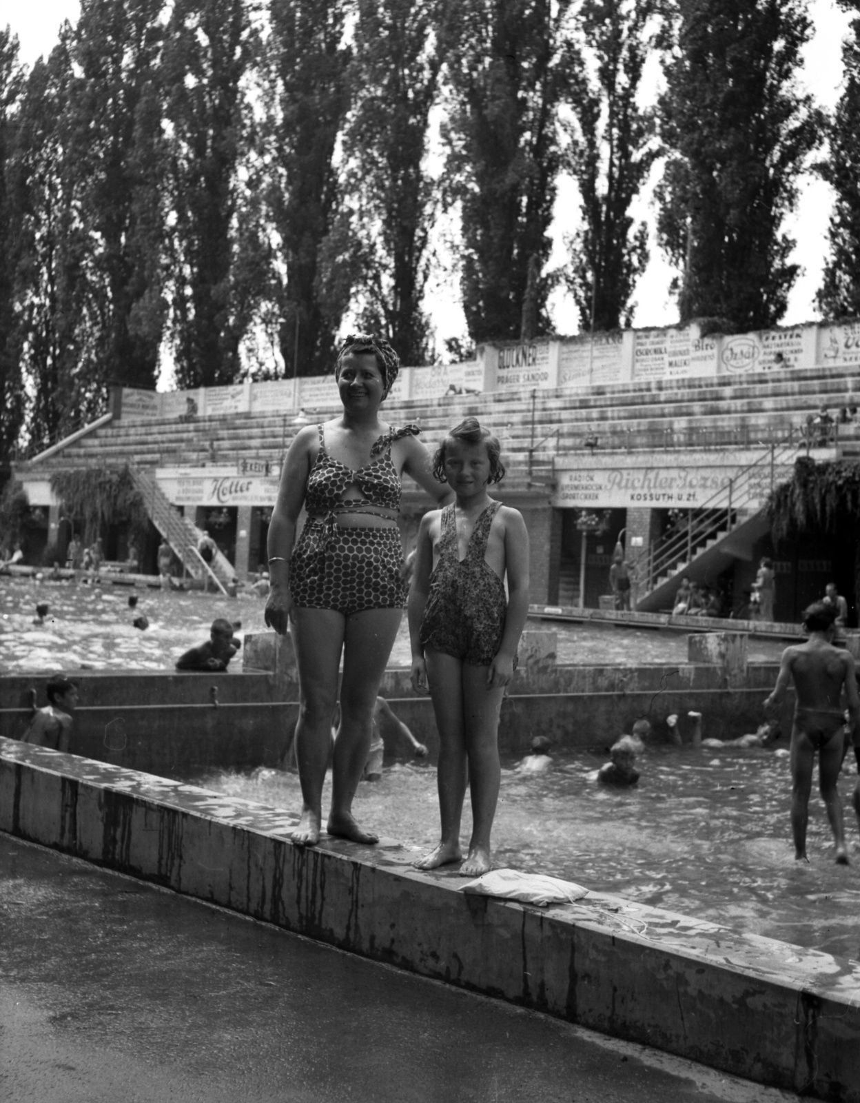 Magyarország, Pécs, Balokány fürdő., 1946, Lissák Tivadar, strand, fürdőruha, kislány, hölgy, Fortepan #73031