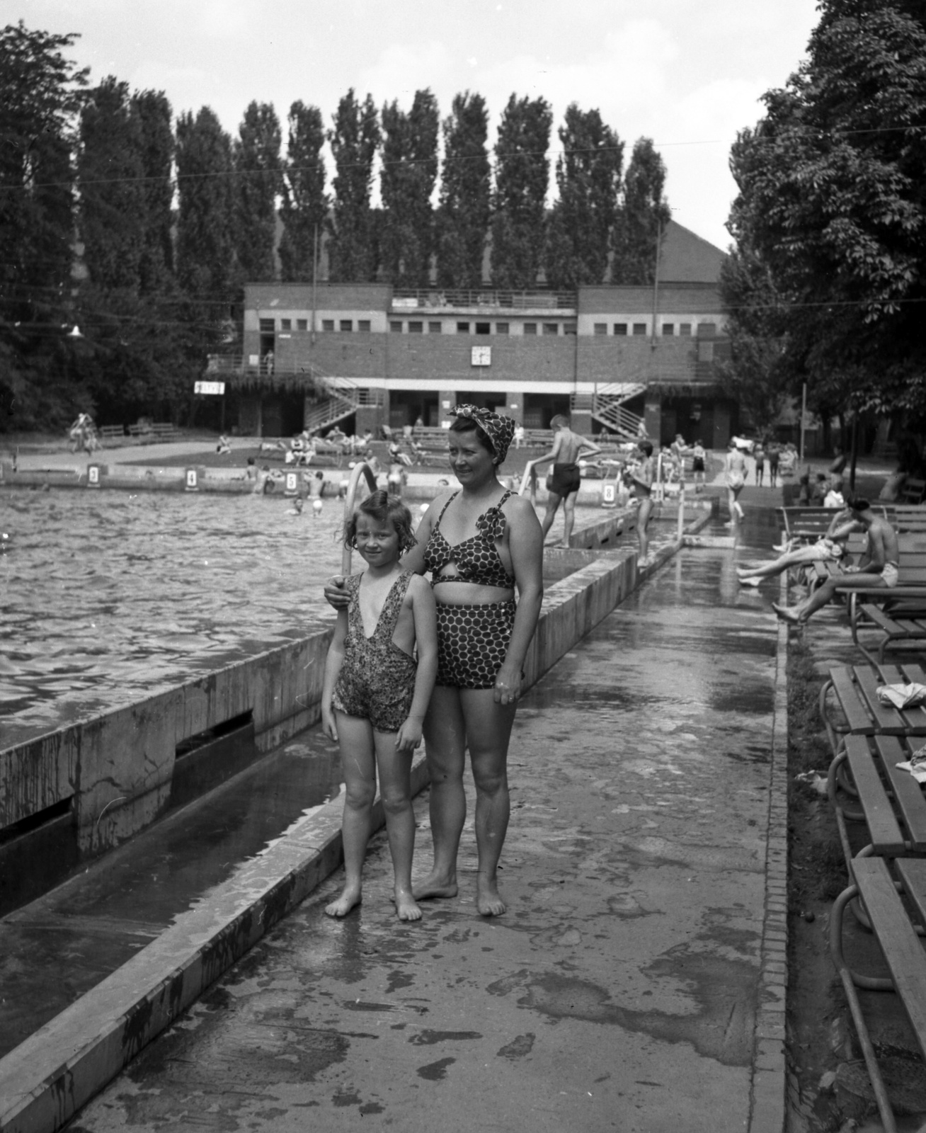 Magyarország, Pécs, Balokány fürdő., 1946, Lissák Tivadar, strand, fürdőruha, kislány, hölgy, Fortepan #73032