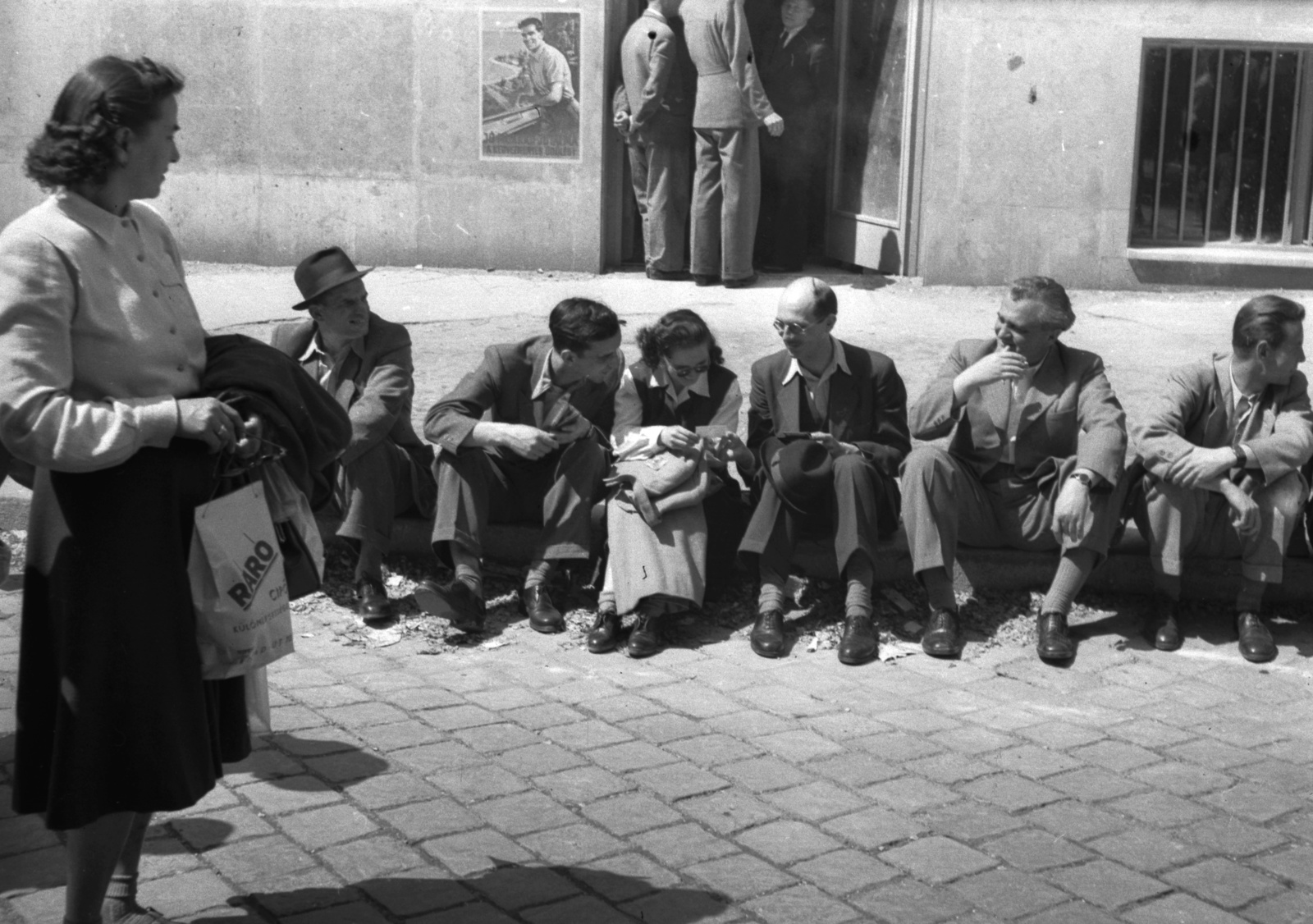 1947, Lissák Tivadar, poster, plastic bag, lady, gentleman, sitting, pavement, Fortepan #73042