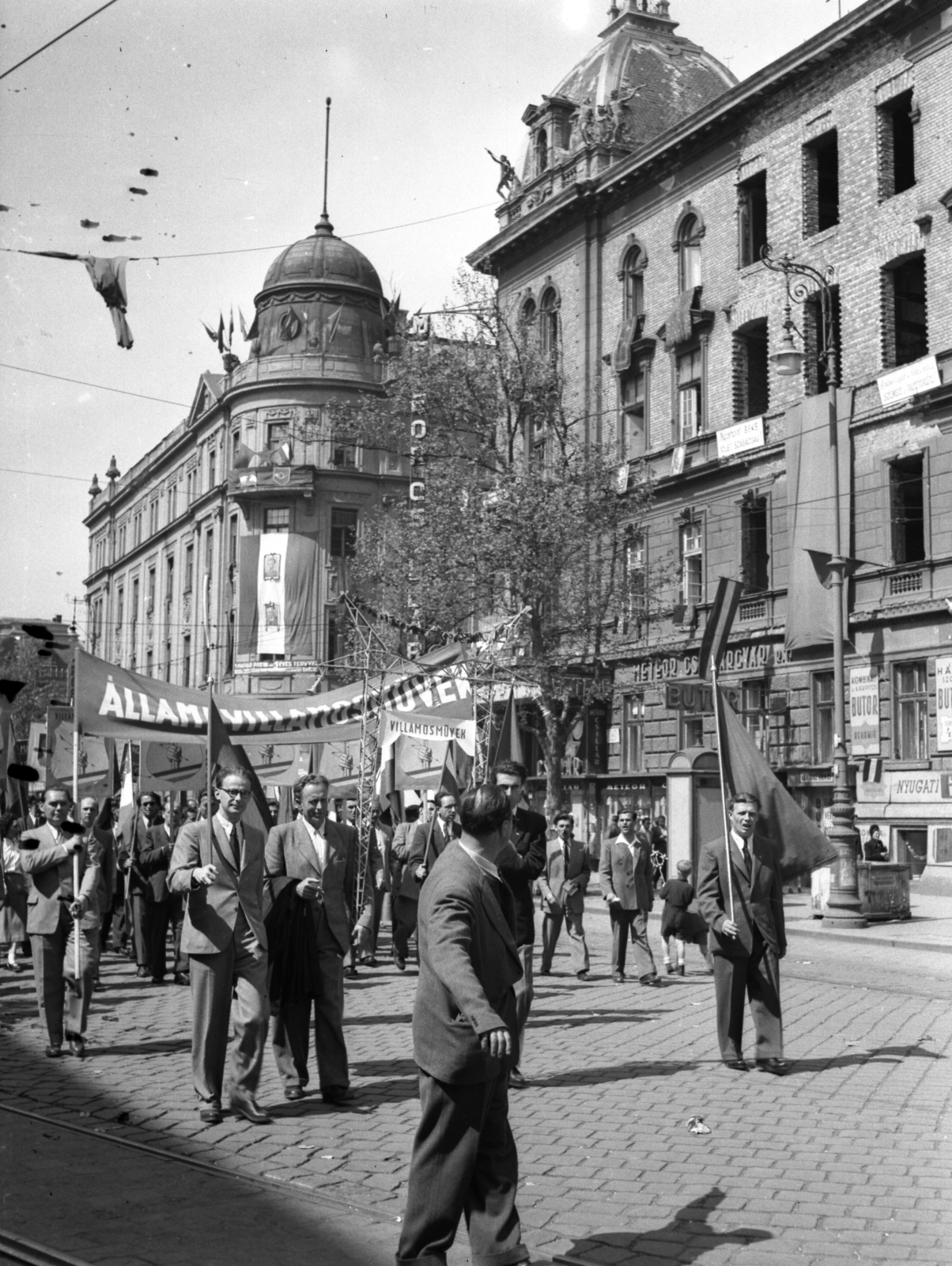 Magyarország, Budapest VI., Teréz körút - Podmaniczky utca kereszteződés., 1947, Lissák Tivadar, felvonulás, május 1, transzparens, Budapest, Fortepan #73043