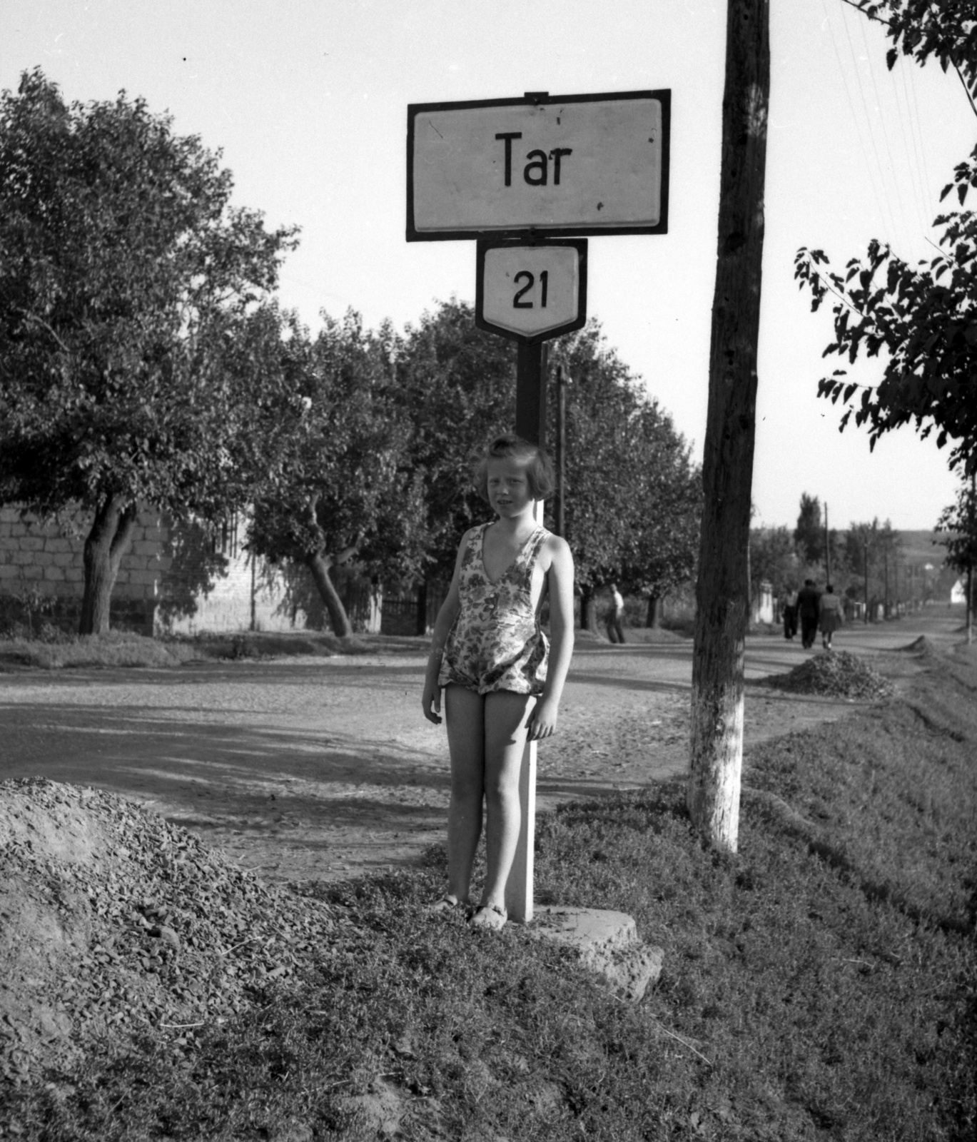 Hungary, Tar, 21-es főút a település határánál., 1947, Lissák Tivadar, portrait, bathing suit, summer, girl, kid, road sign, place-name signs, Fortepan #73051