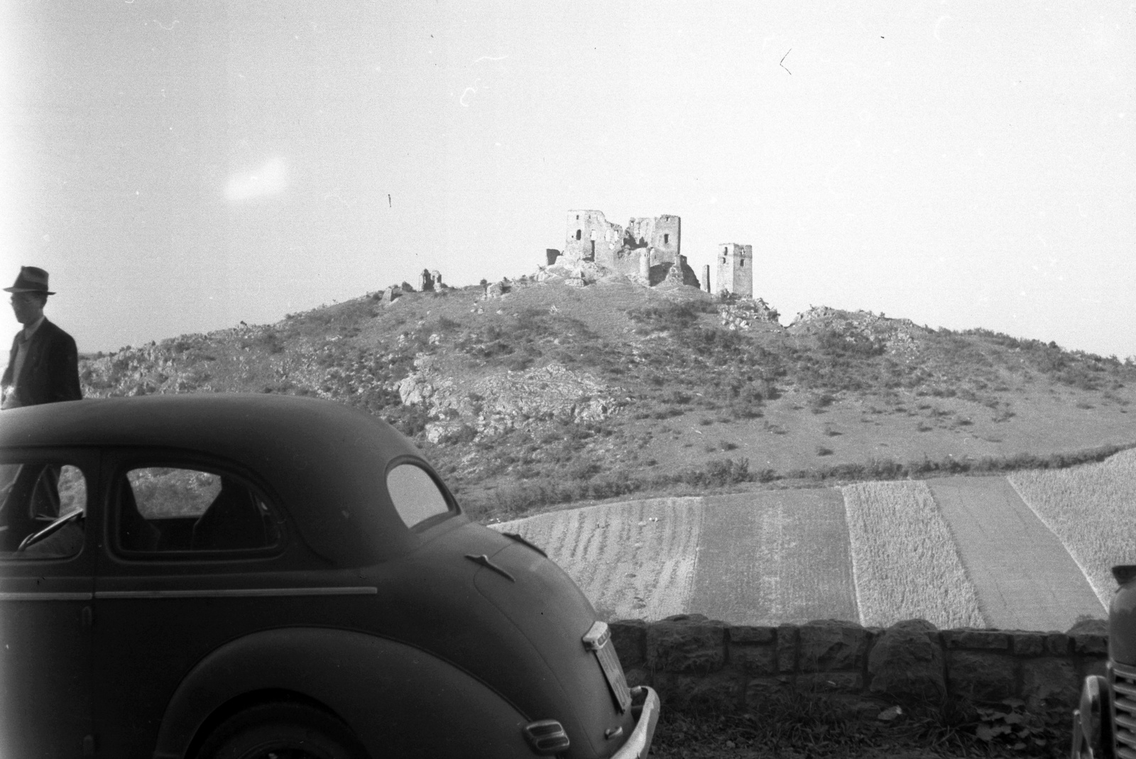 Hungary, Csesznek, a vár a 82-es főút felől nézve., 1947, Lissák Tivadar, travelling, car park, man, castle ruins, automobile, Fortepan #73053