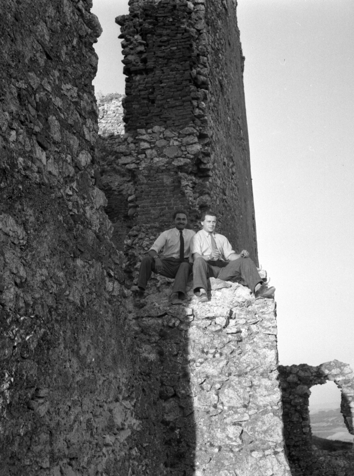 1947, Lissák Tivadar, men, castle ruins, castle, double portrait, wide sitting, Fortepan #73054