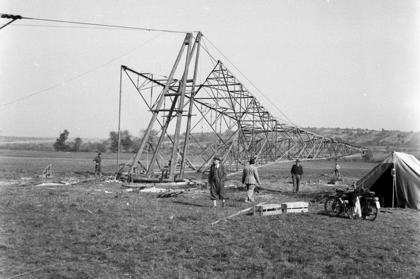 Hungary, Lőrinci, a felvétel a város déli határánál készült., 1948, Lissák Tivadar, motorcycle, men, field, tent, picture, work, power line, Fortepan #73055