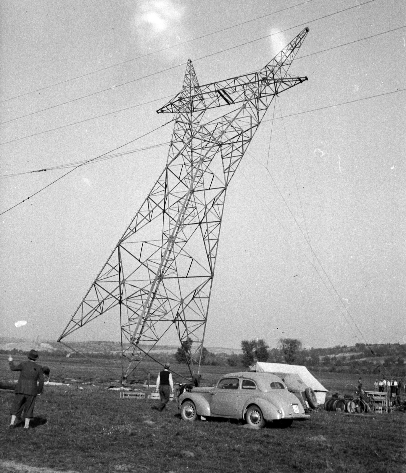 Hungary, Lőrinci, a felvétel a város déli határánál készült., 1948, Lissák Tivadar, Czechoslovak brand, men, Skoda-brand, field, tent, picture, work, automobile, power line, Fortepan #73057